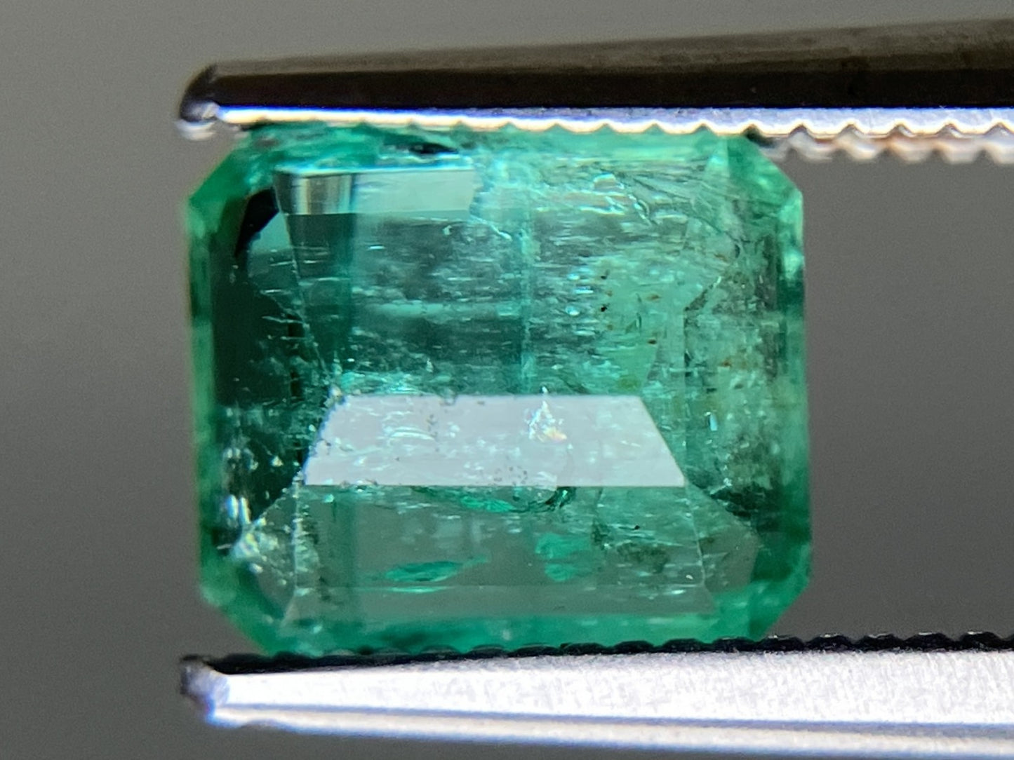 エメラルド 天然 1.656ct 中央宝石ソーティング付き 7.67㎜×6.70㎜×4.10㎜ ルース（ 裸石 ） 6228YY