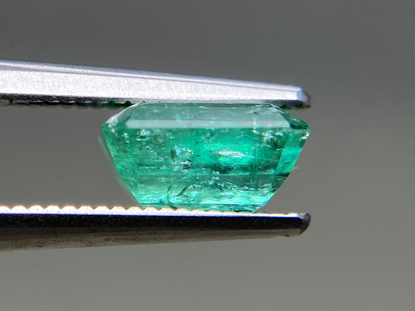 エメラルド 天然 1.656ct 中央宝石ソーティング付き 7.67㎜×6.70㎜×4.10㎜ ルース（ 裸石 ） 6228YY
