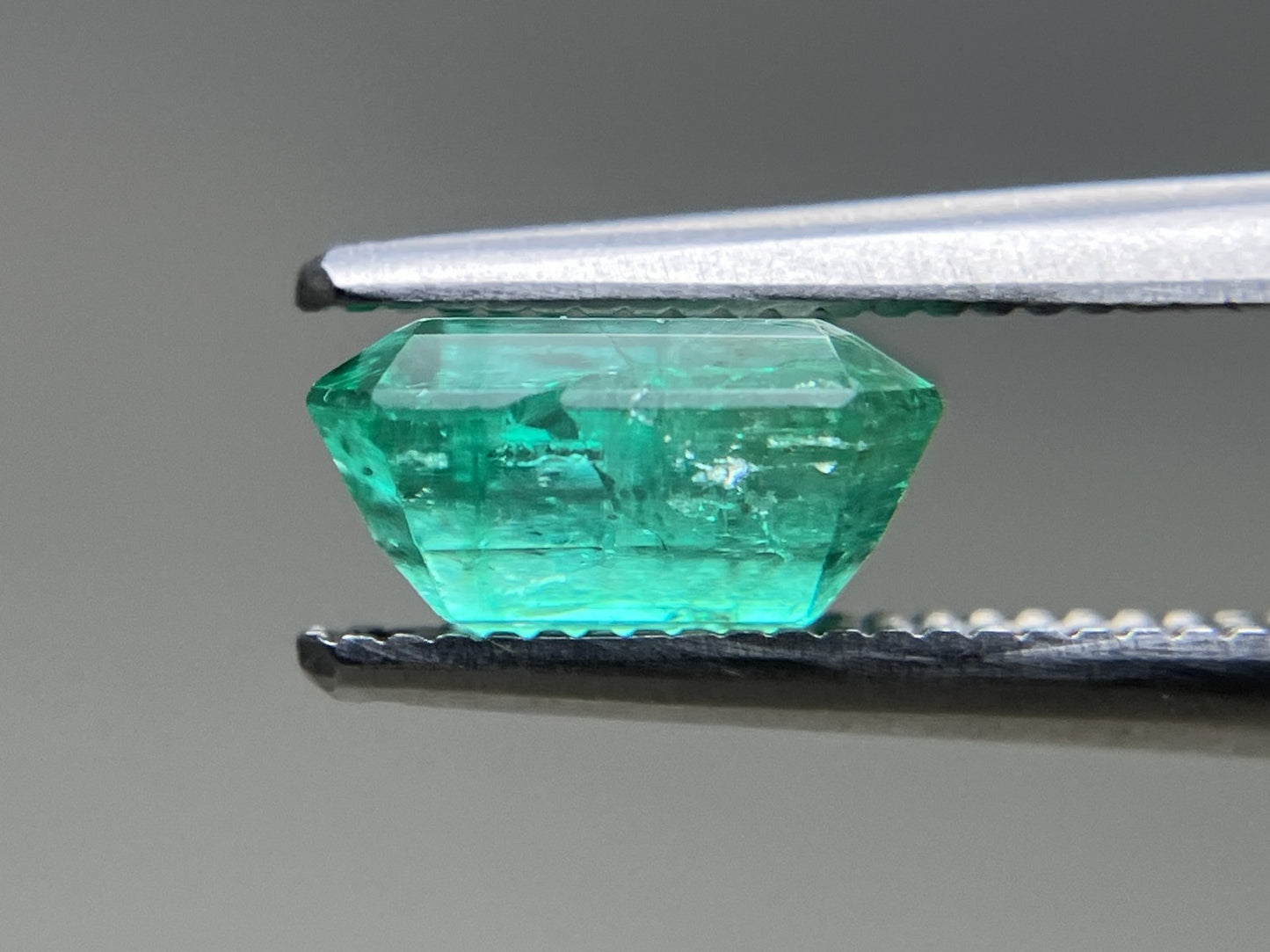 エメラルド 天然 1.656ct 中央宝石ソーティング付き 7.67㎜×6.70㎜×4.10㎜ ルース（ 裸石 ） 6228YY