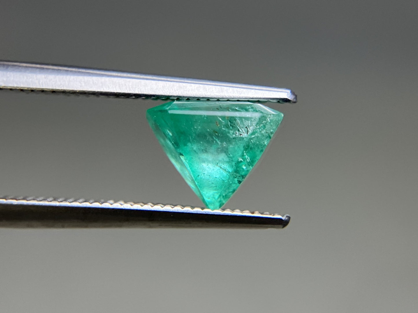 エメラルド 天然 3.062ct 中央宝石ソーティング付き 9.03㎜×8.33㎜×6.86㎜ ルース（ 裸石 ） 6233YY
