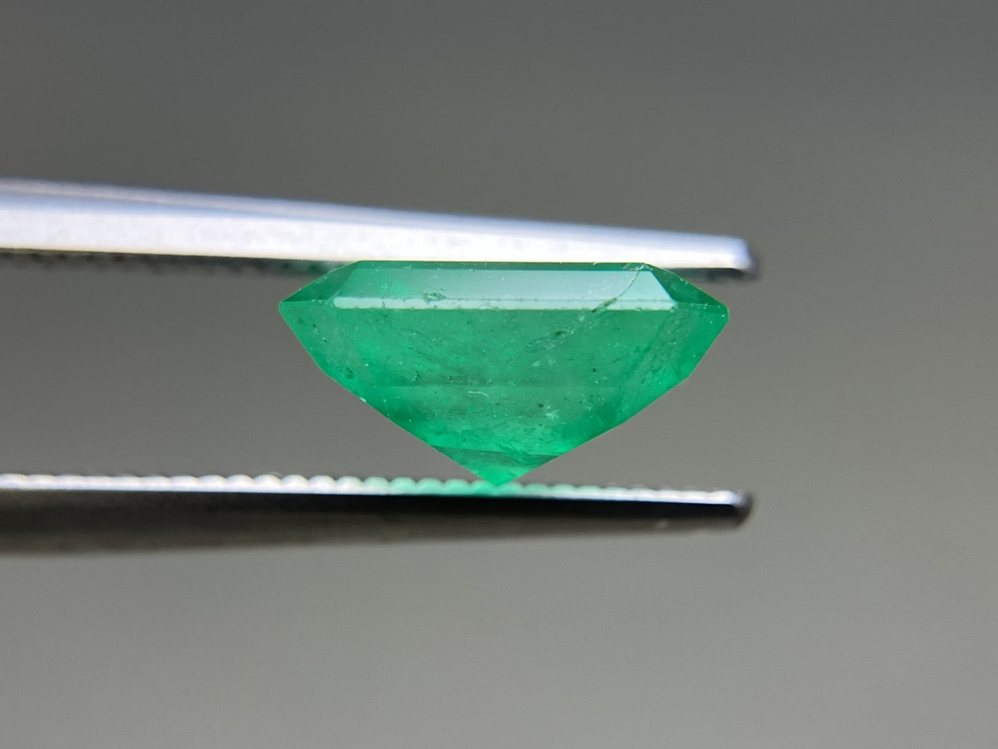 エメラルド 天然 2.979ct 中央宝石ソーティング付き 9.55㎜×8.83㎜×4.84㎜ ルース（ 裸石 ） 6187YY