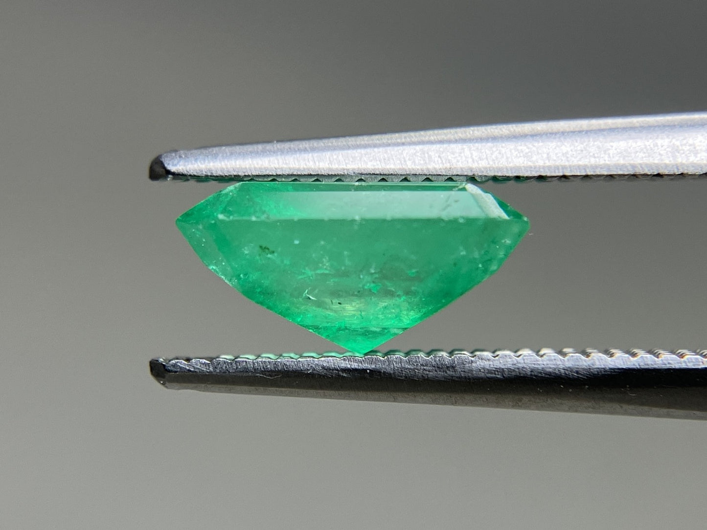 エメラルド 天然 2.979ct 中央宝石ソーティング付き 9.55㎜×8.83㎜×4.84㎜ ルース（ 裸石 ） 6187YY
