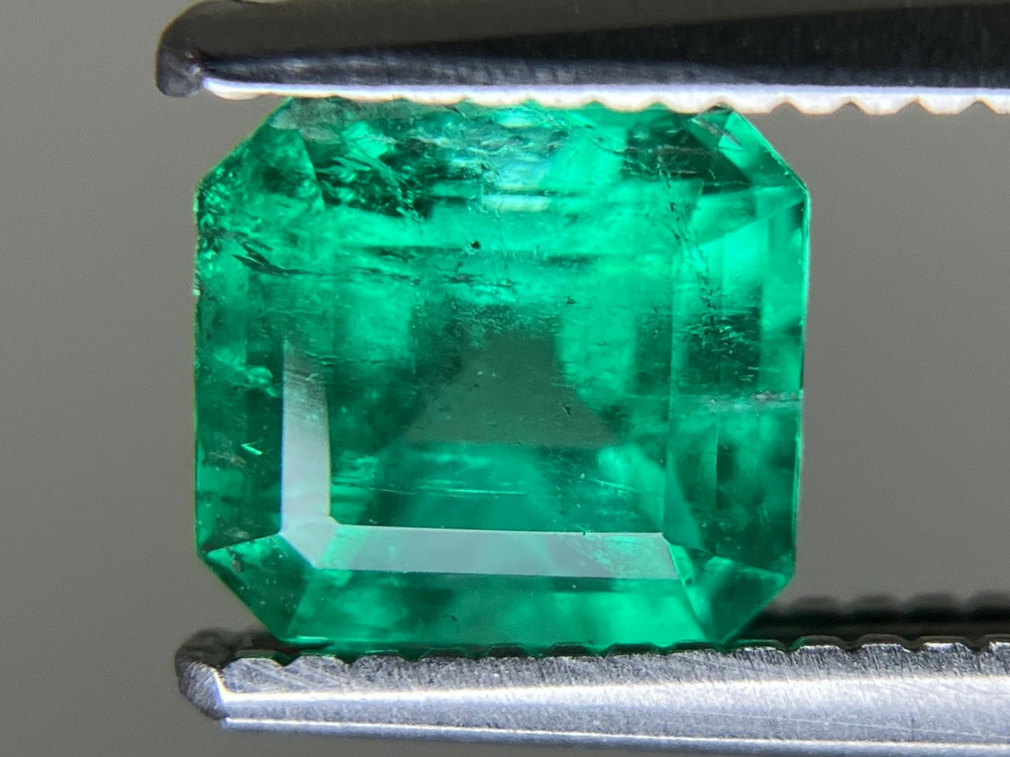 エメラルド 天然 0.878ct 中央宝石ソーティング付き 5.85㎜×5.44㎜×4.32㎜ ルース（ 裸石 ） 6235YY