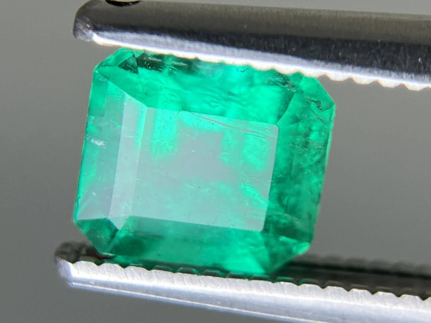 エメラルド 天然 0.878ct 中央宝石ソーティング付き 5.85㎜×5.44㎜×4.32㎜ ルース（ 裸石 ） 6235YY