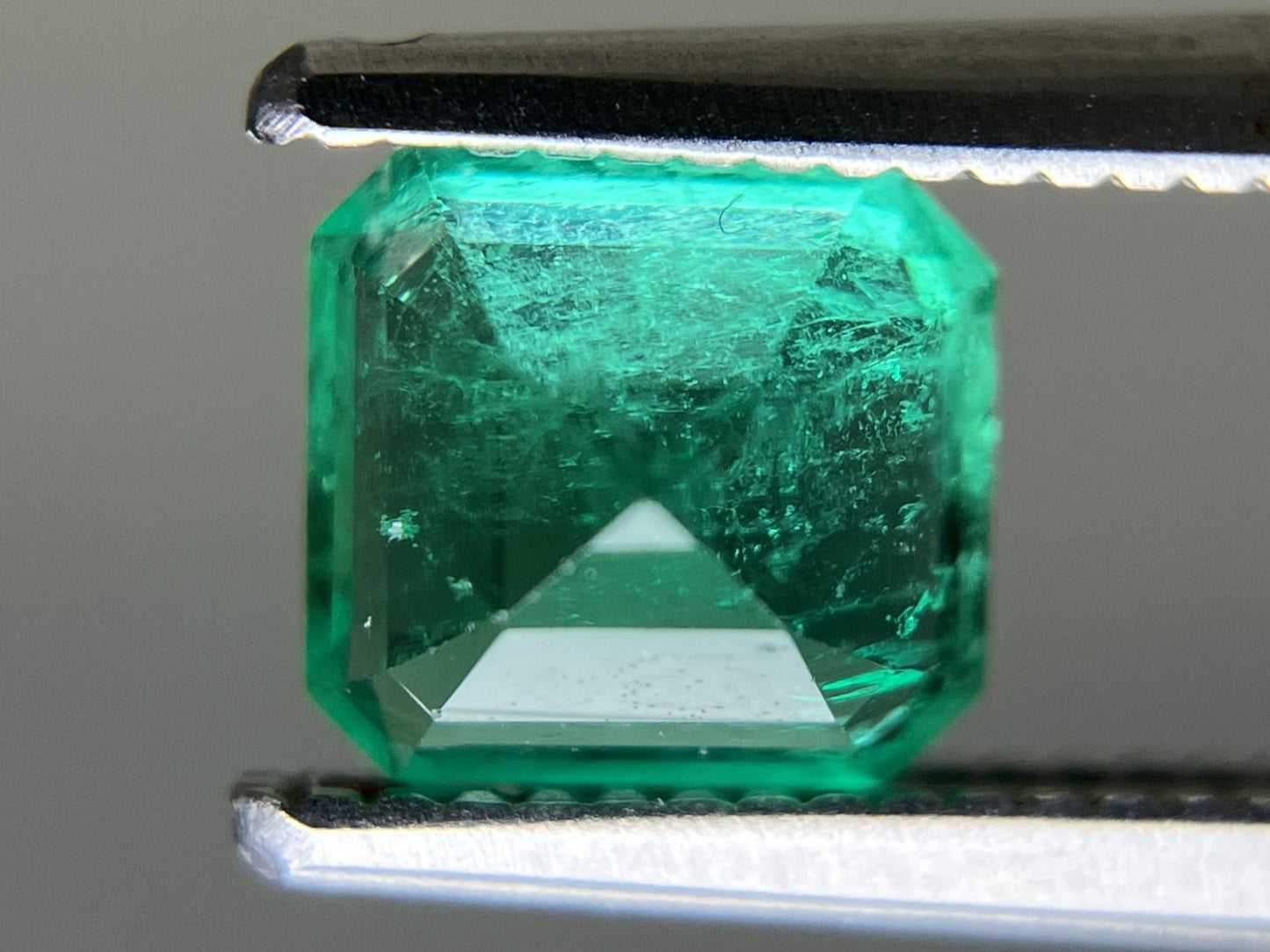 エメラルド 天然 0.878ct 中央宝石ソーティング付き 5.85㎜×5.44㎜×4.32㎜ ルース（ 裸石 ） 6235YY
