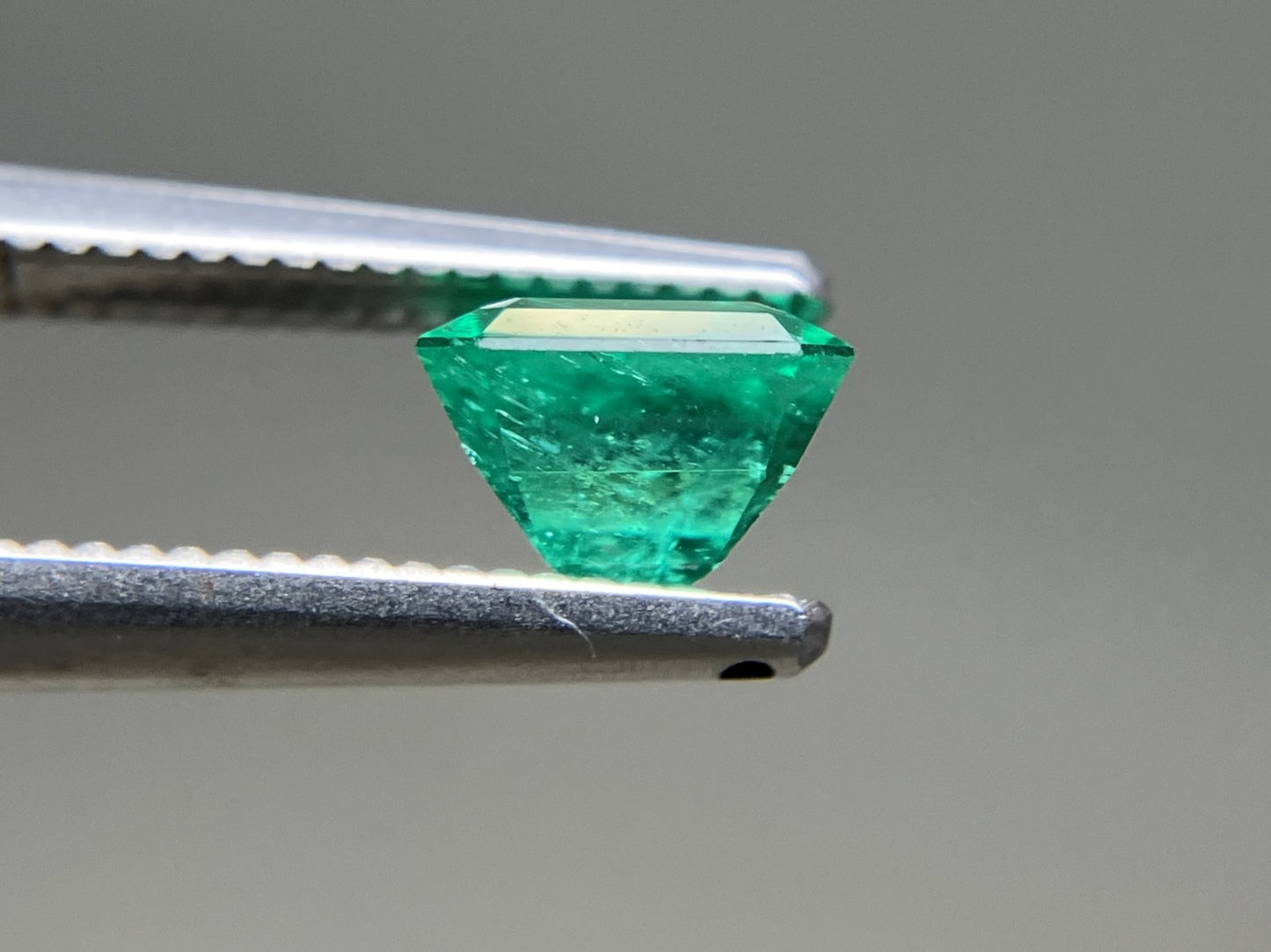 エメラルド 天然 0.878ct 中央宝石ソーティング付き 5.85㎜×5.44㎜×4.32㎜ ルース（ 裸石 ） 6235YY