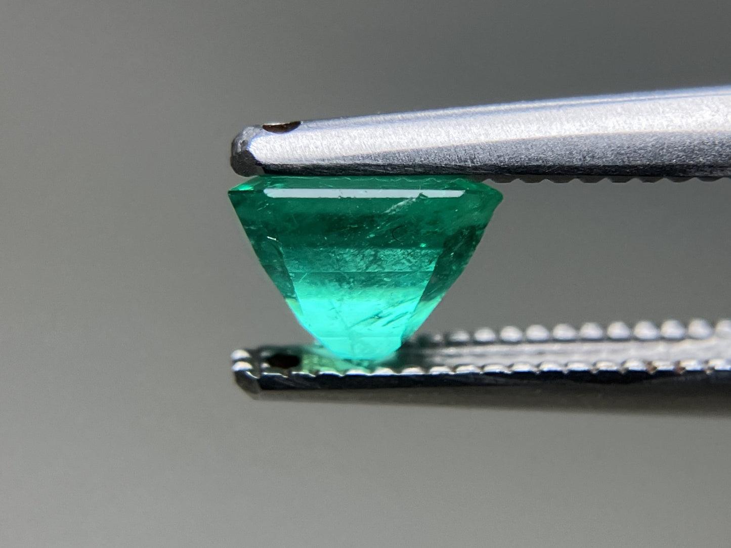 エメラルド 天然 0.878ct 中央宝石ソーティング付き 5.85㎜×5.44㎜×4.32㎜ ルース（ 裸石 ） 6235YY