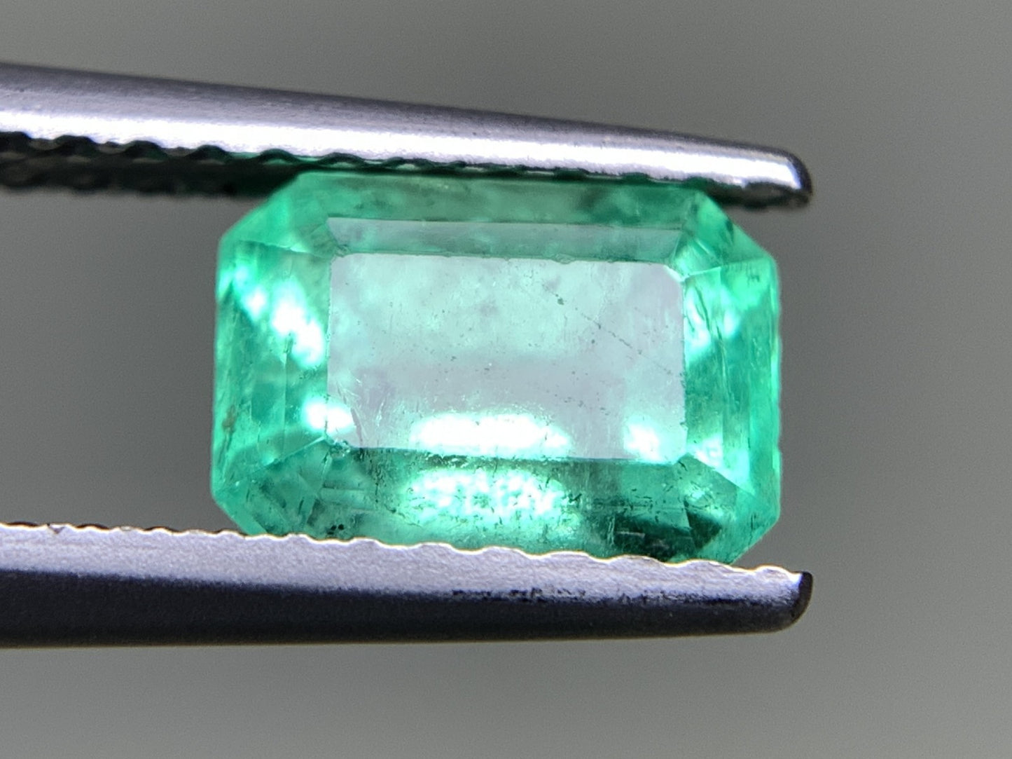 エメラルド 1.218ct  中央宝石ソーティング付き  7.32㎜×5.43㎜×4.61㎜  天然 ルース（ 裸石 ） 4709Y