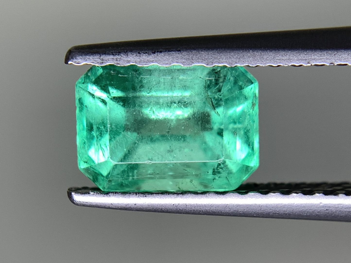 エメラルド 1.218ct  中央宝石ソーティング付き  7.32㎜×5.43㎜×4.61㎜  天然 ルース（ 裸石 ） 4709Y