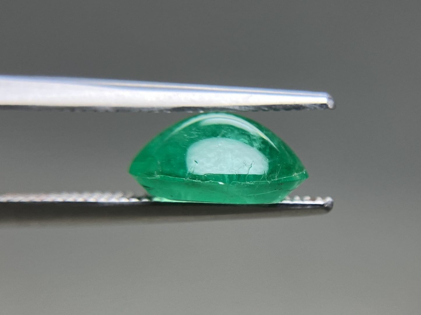 エメラルド 天然 2.561ct 中央宝石ソーティング付き 10.0㎜×7.8㎜×4.8㎜ ルース（ 裸石 ） 6136YY