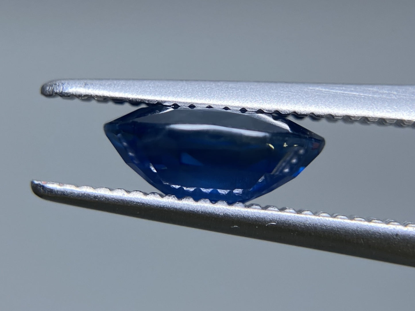 サファイア 1.56ct AIGS鑑別書付き コンフラワーブルー マダガスカル産 8.05㎜×6.15㎜×3.44㎜ ルース（ 裸石 ） 3299S