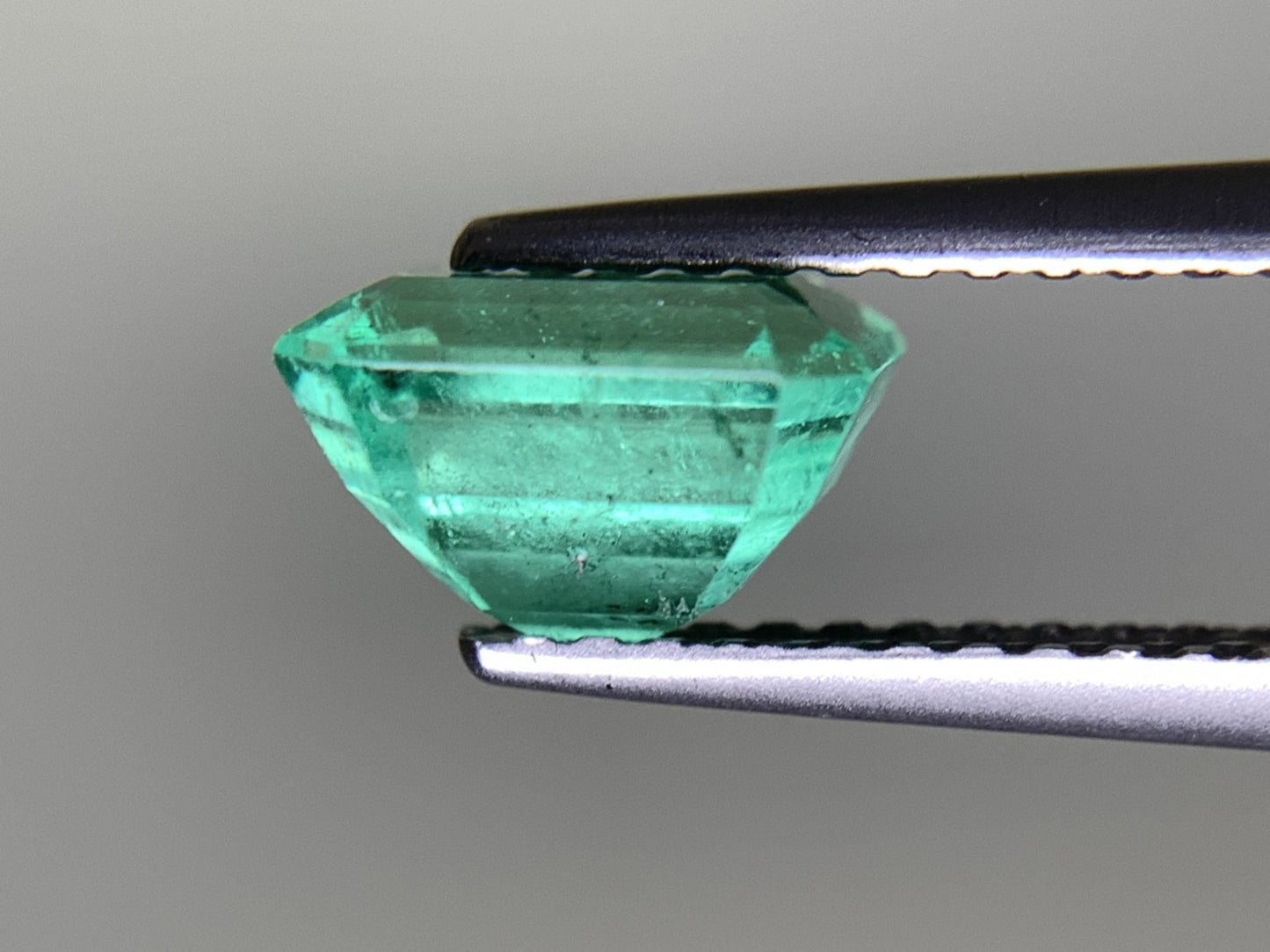 エメラルド 1.218ct  中央宝石ソーティング付き  7.32㎜×5.43㎜×4.61㎜  天然 ルース（ 裸石 ） 4709Y