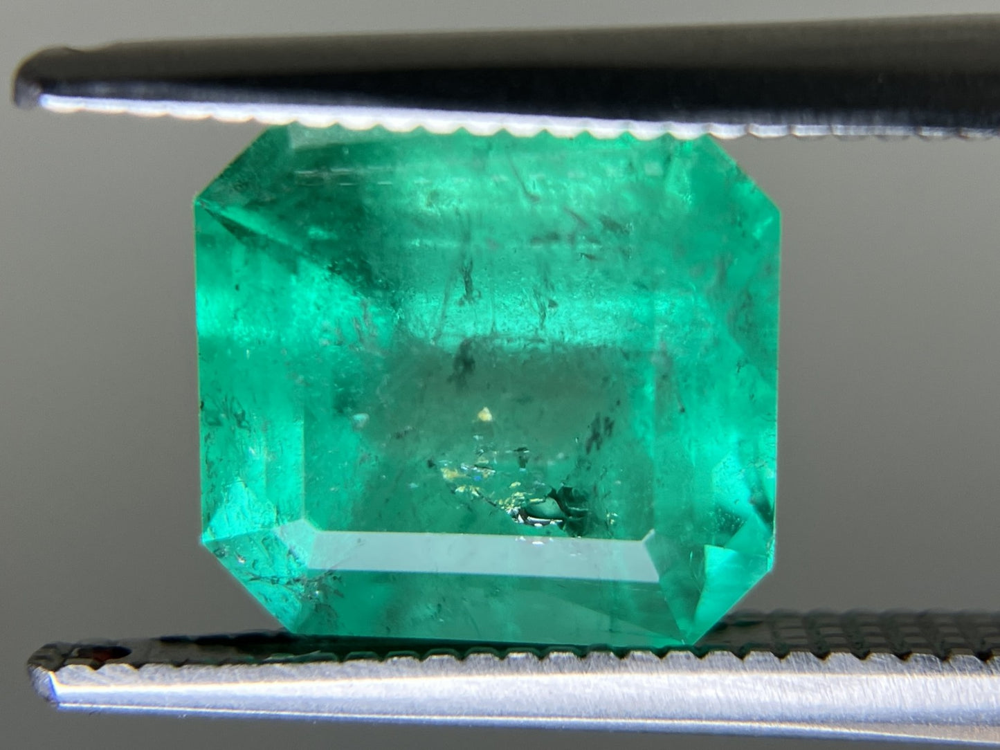エメラルド 天然 3.049ct 中央宝石ソーティング付き 9.00㎜×8.20㎜×6.33㎜ ルース（ 裸石 ） 6192YY