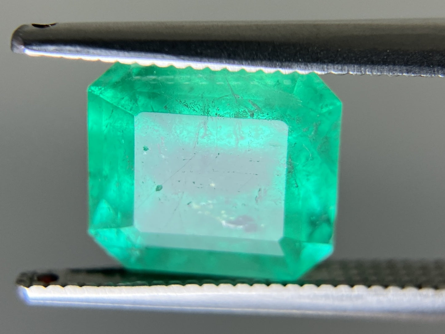 エメラルド 天然 3.049ct 中央宝石ソーティング付き 9.00㎜×8.20㎜×6.33㎜ ルース（ 裸石 ） 6192YY