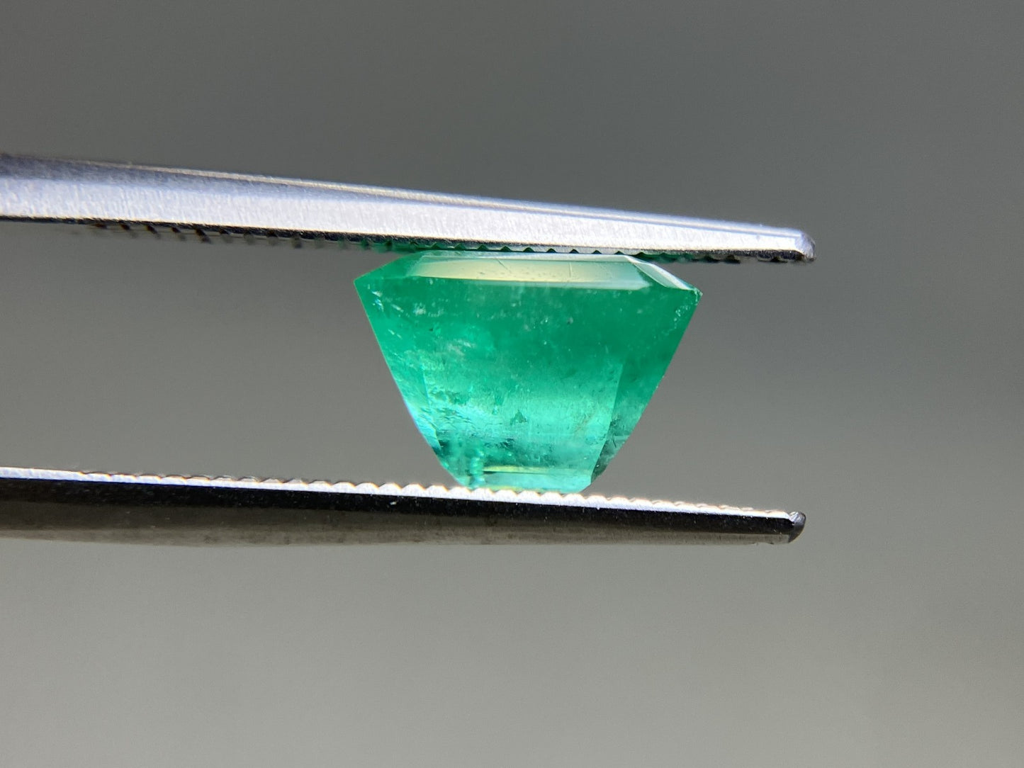 エメラルド 天然 3.049ct 中央宝石ソーティング付き 9.00㎜×8.20㎜×6.33㎜ ルース（ 裸石 ） 6192YY