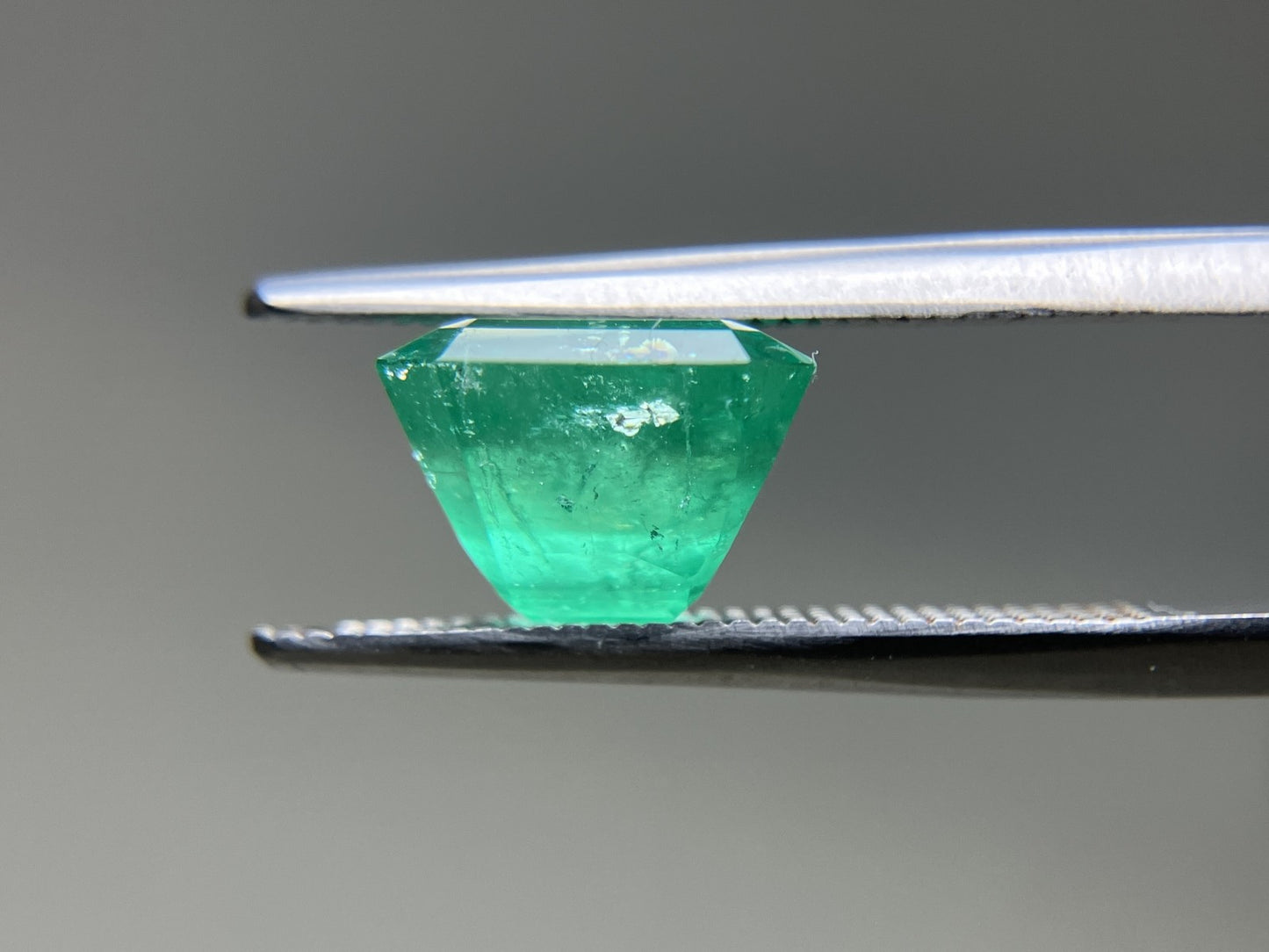 エメラルド 天然 3.049ct 中央宝石ソーティング付き 9.00㎜×8.20㎜×6.33㎜ ルース（ 裸石 ） 6192YY