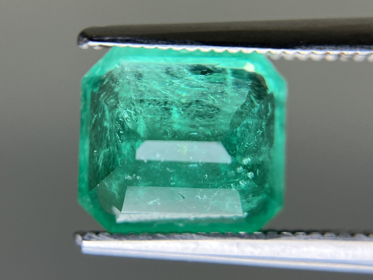 エメラルド 天然 3.049ct 中央宝石ソーティング付き 9.00㎜×8.20㎜×6.33㎜ ルース（ 裸石 ） 6192YY
