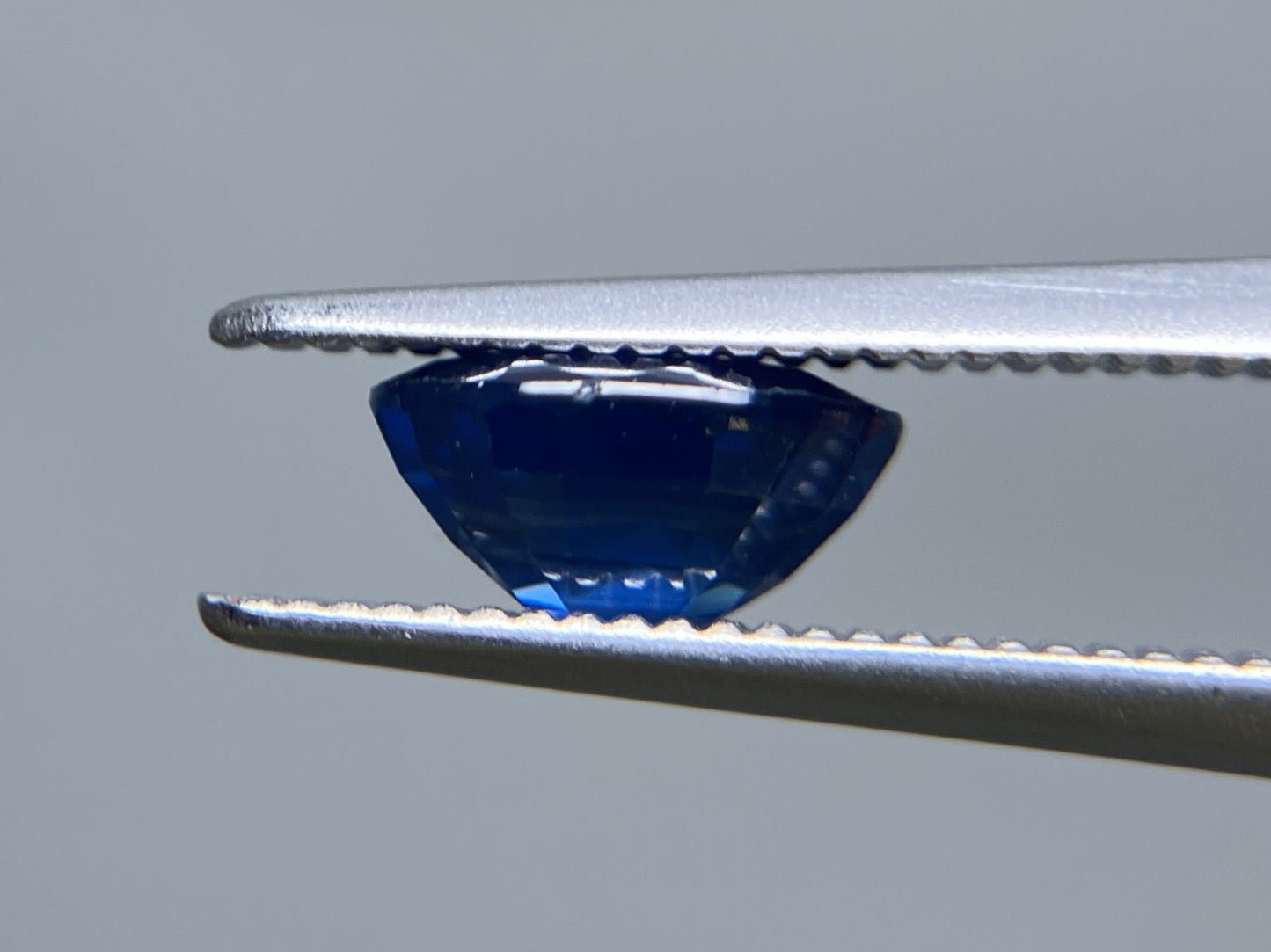 サファイア 1.17ct AIGS鑑別書付き ロイヤルブルー マダガスカル産 7.03㎜×5.10㎜×3.64㎜ ルース（ 裸石 ） 3676S