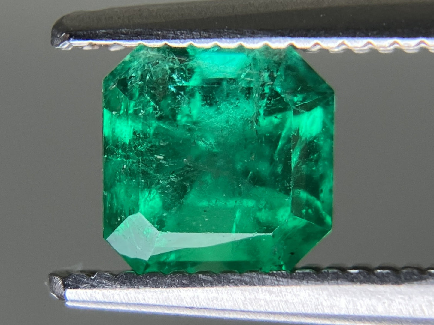 エメラルド 天然 0.908ct 中央宝石ソーティング付き 5.62㎜×5.59㎜×4.69㎜ ルース（ 裸石 ） 6284YY