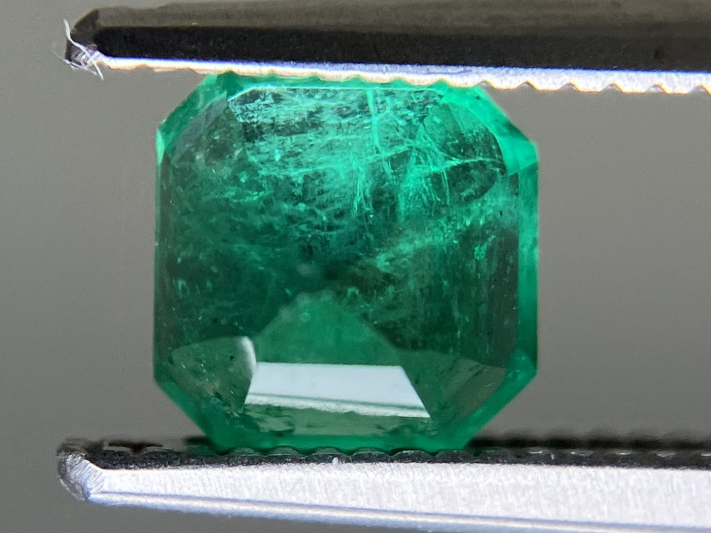 エメラルド 天然 0.908ct 中央宝石ソーティング付き 5.62㎜×5.59㎜×4.69㎜ ルース（ 裸石 ） 6284YY
