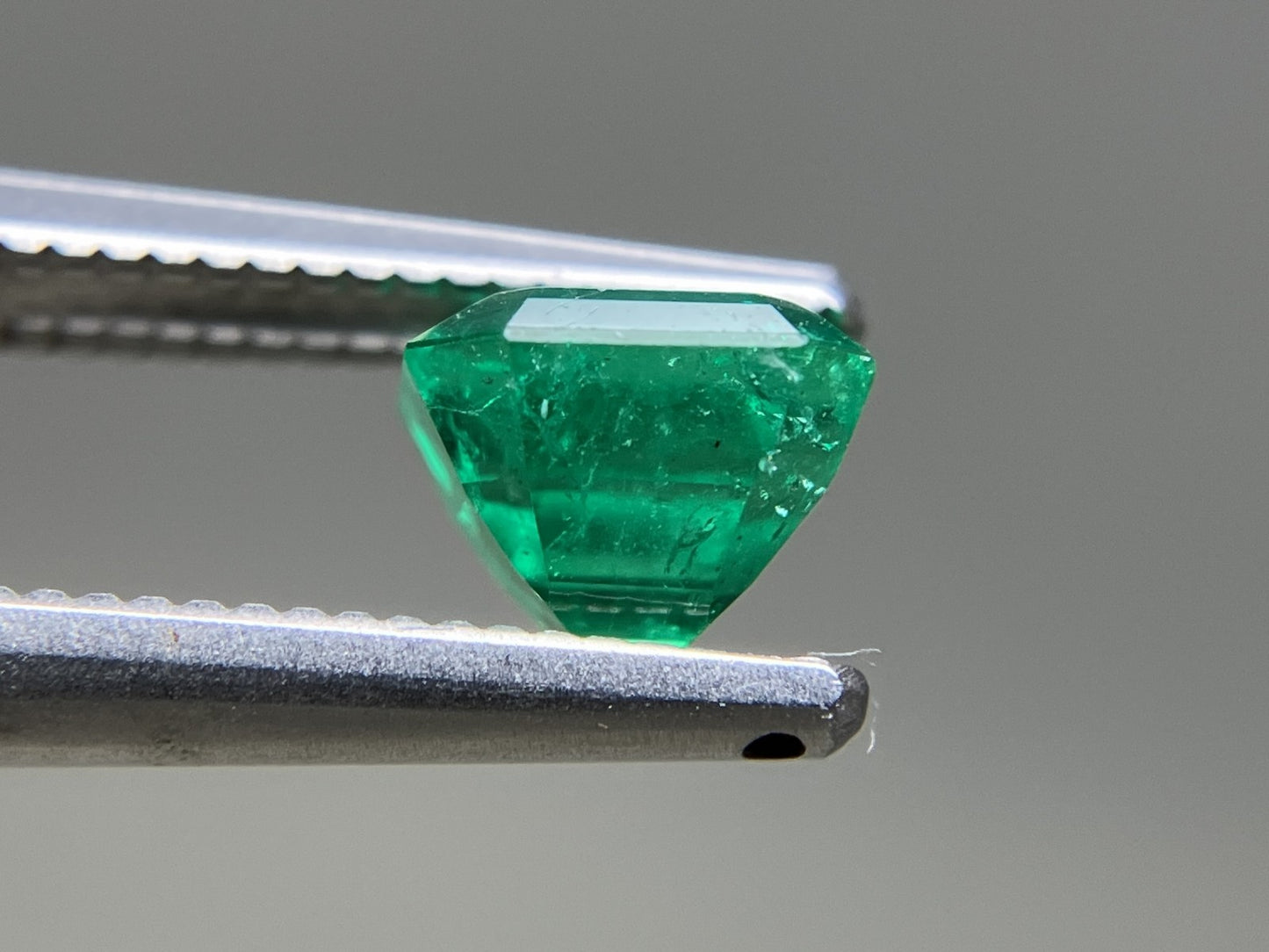 エメラルド 天然 0.908ct 中央宝石ソーティング付き 5.62㎜×5.59㎜×4.69㎜ ルース（ 裸石 ） 6284YY