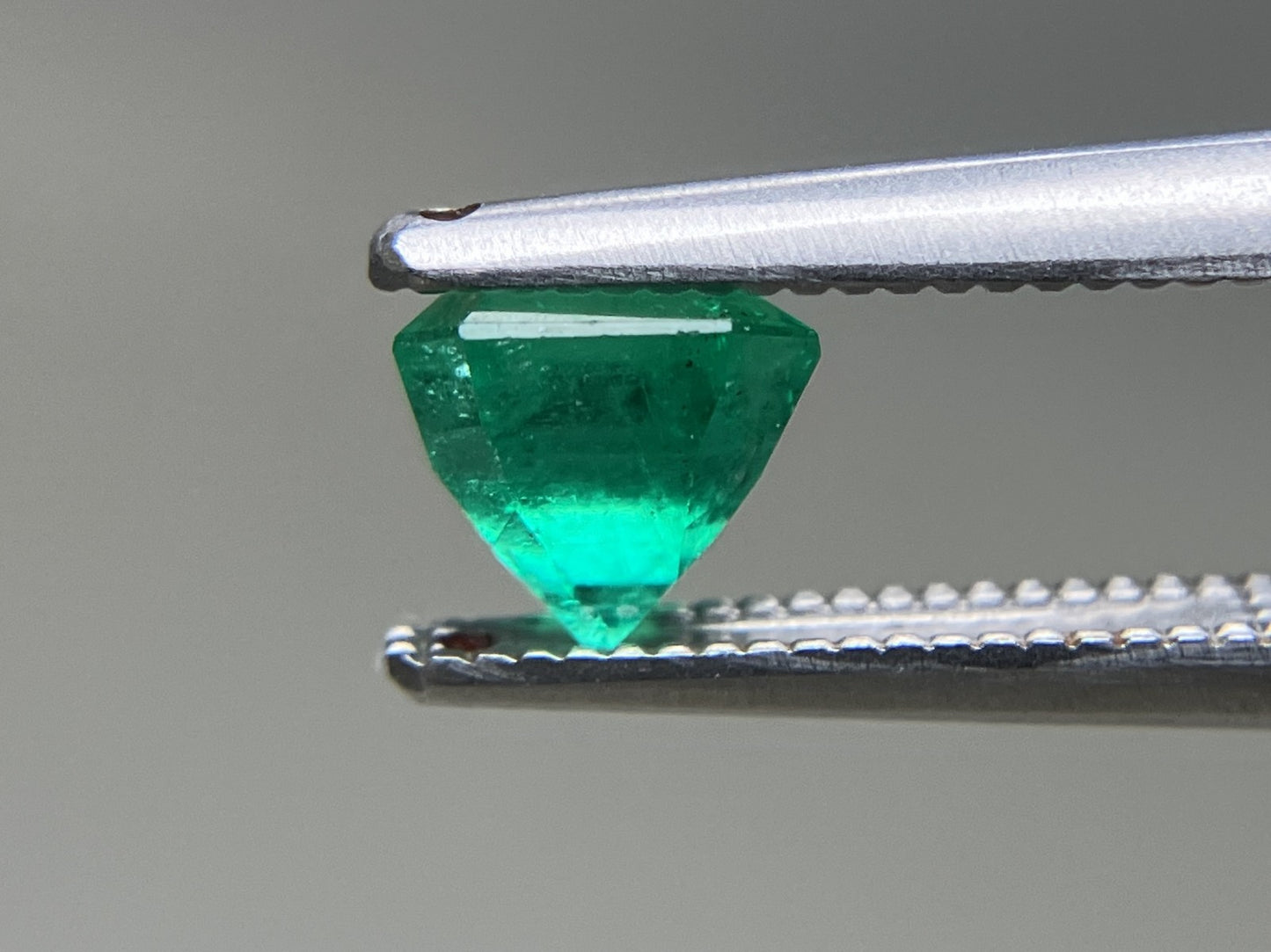 エメラルド 天然 0.908ct 中央宝石ソーティング付き 5.62㎜×5.59㎜×4.69㎜ ルース（ 裸石 ） 6284YY