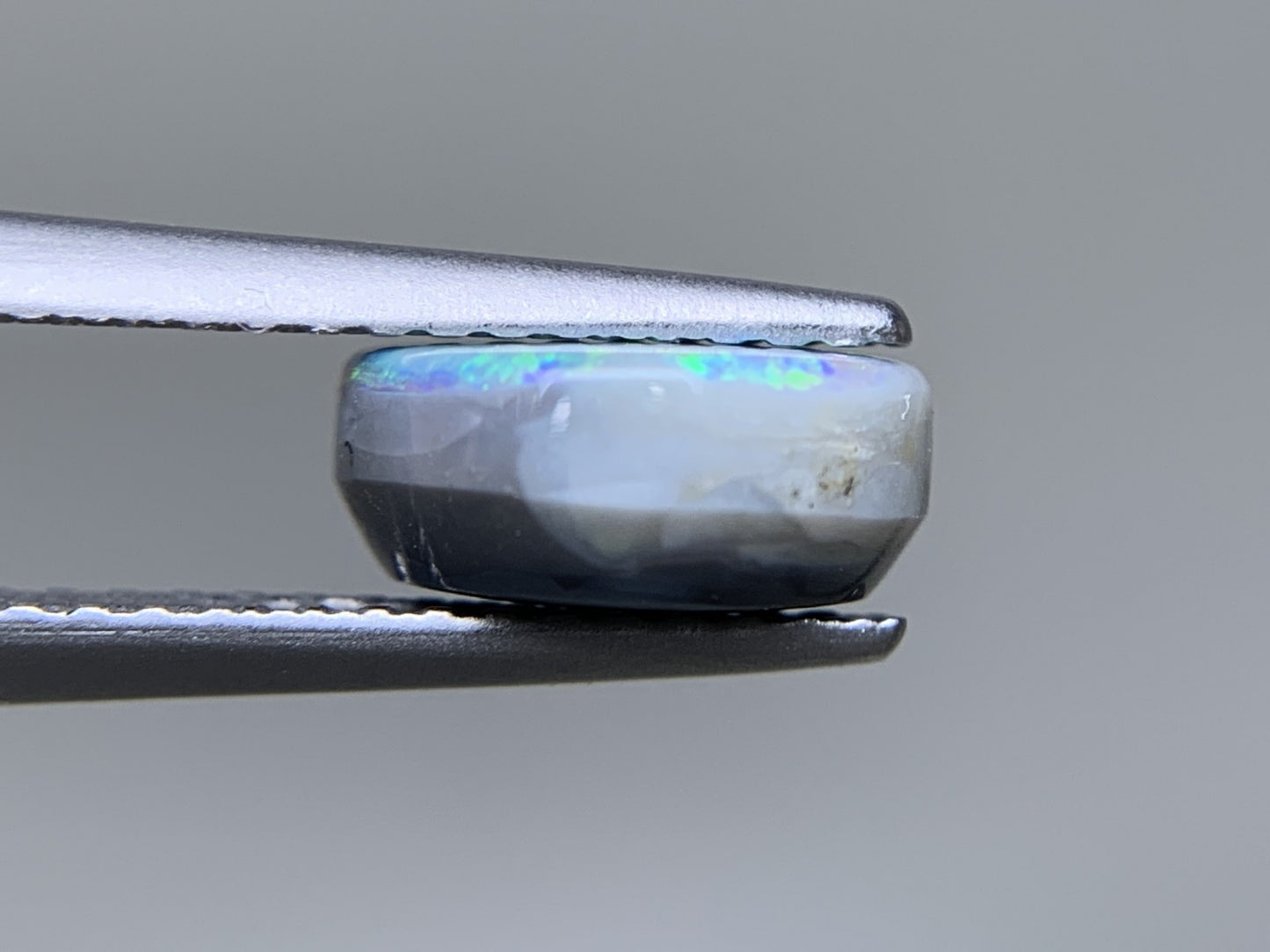 オパール 天然 1.801ct 中央宝石ソーティング付き 8.4㎜×7.9㎜×3.7㎜ ルース（ 裸石 ） 6547Y