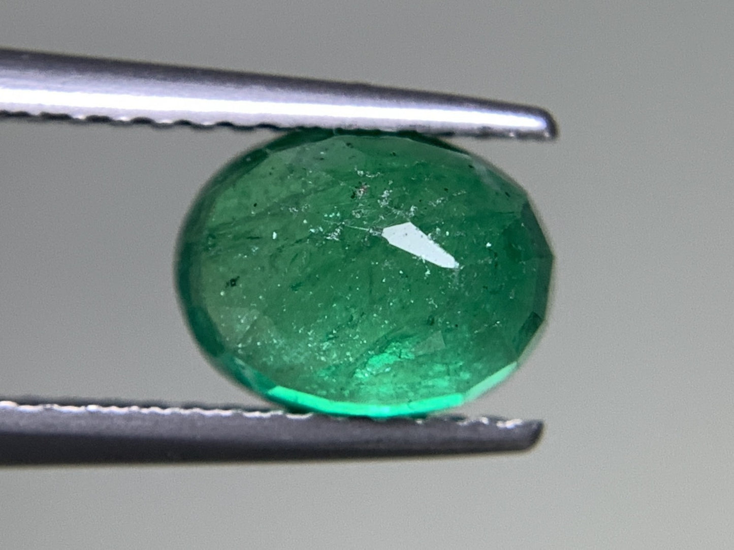 エメラルド 1.641ct 中央宝石ソーティング付き 8.10㎜×6.25㎜×4.54㎜ 天然 ルース（ 裸石 ） 4721Y