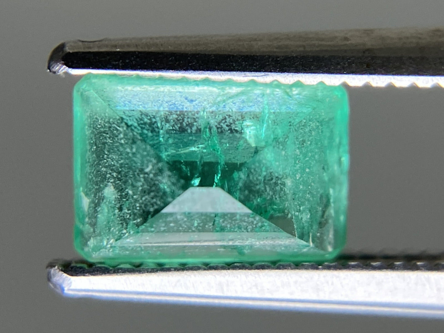 エメラルド 天然 1.058ct 宝石ソーティング付き 7.1㎜×4.9㎜×3.9㎜ ルース（ 裸石 ） 6383YY