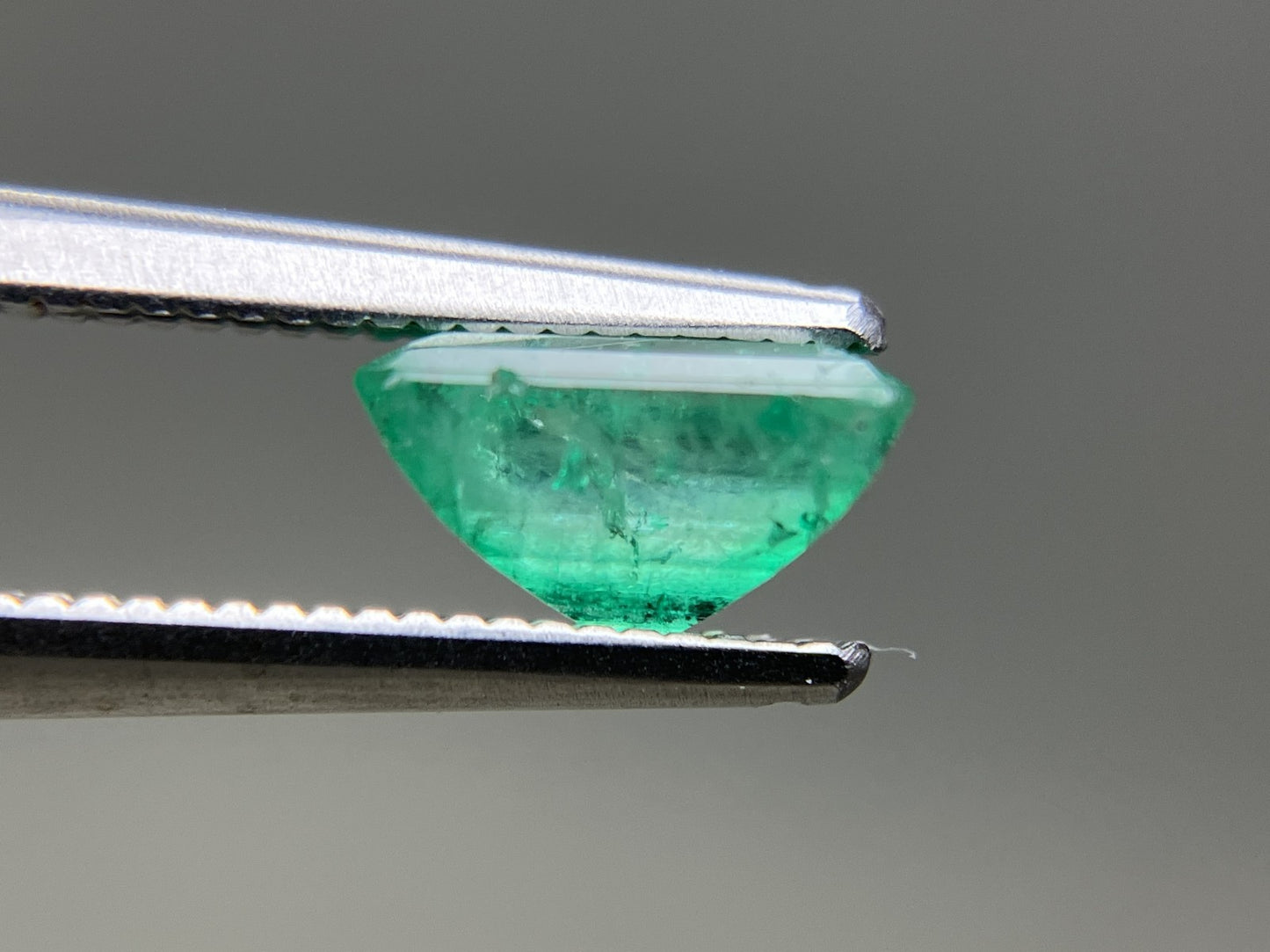 エメラルド 天然 1.058ct 宝石ソーティング付き 7.1㎜×4.9㎜×3.9㎜ ルース（ 裸石 ） 6383YY