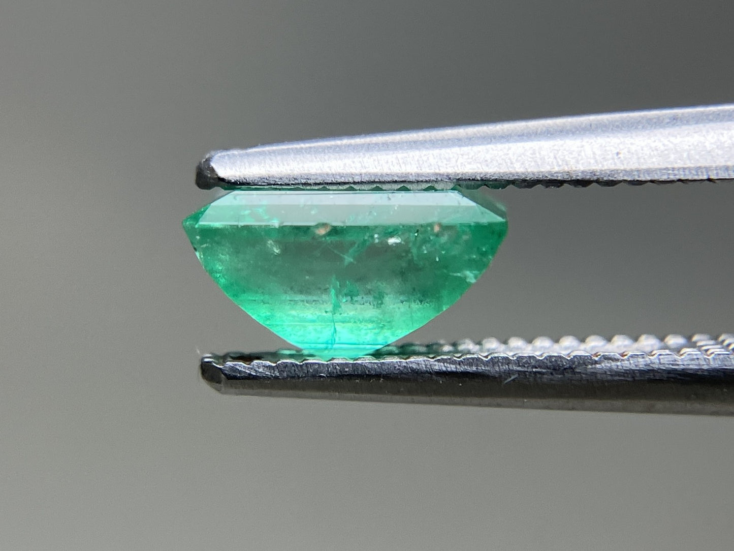 エメラルド 天然 1.058ct 宝石ソーティング付き 7.1㎜×4.9㎜×3.9㎜ ルース（ 裸石 ） 6383YY