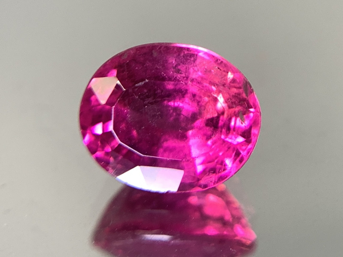 ピンクトルマリン 2.211ct 宝石ソーティング付き  8.5㎜×6.9㎜×5.4㎜ ルース（ 裸石 ） 2217Y