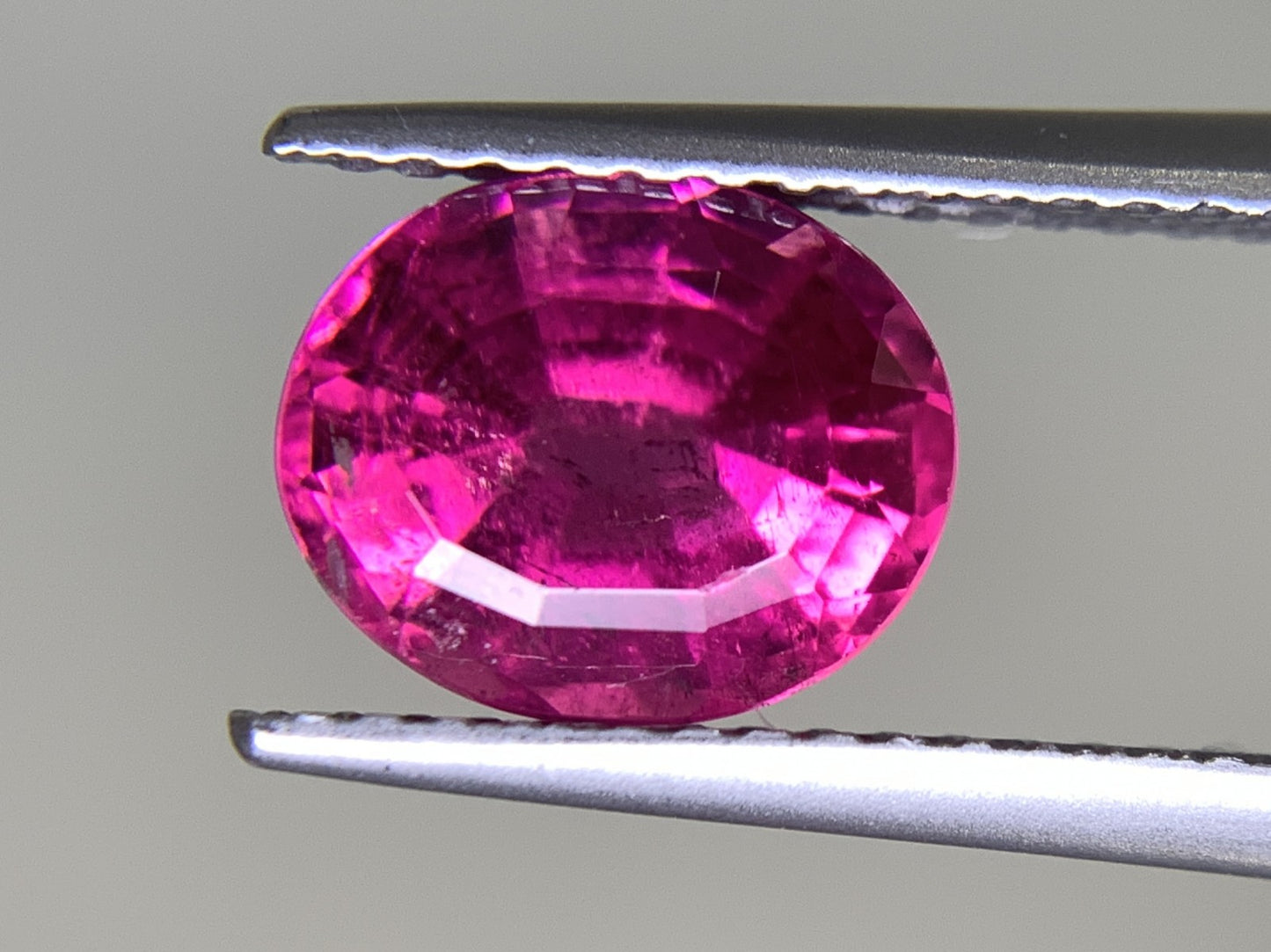 ピンクトルマリン 2.211ct 宝石ソーティング付き  8.5㎜×6.9㎜×5.4㎜ ルース（ 裸石 ） 2217Y