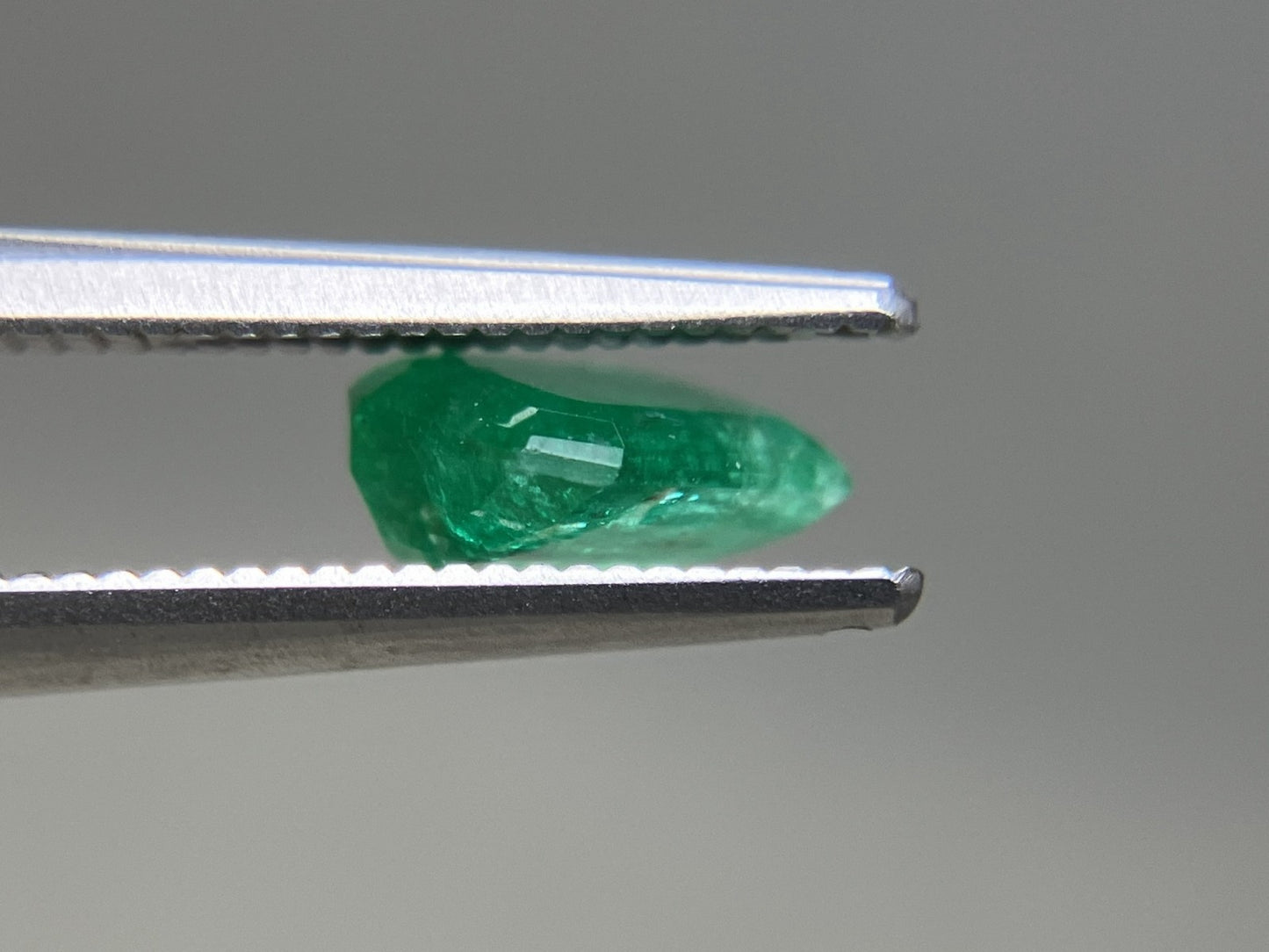 エメラルド 天然 1.165ct 宝石ソーティング付き 7.1㎜×5.6㎜×3.2㎜ ルース（ 裸石 ） 6413YY