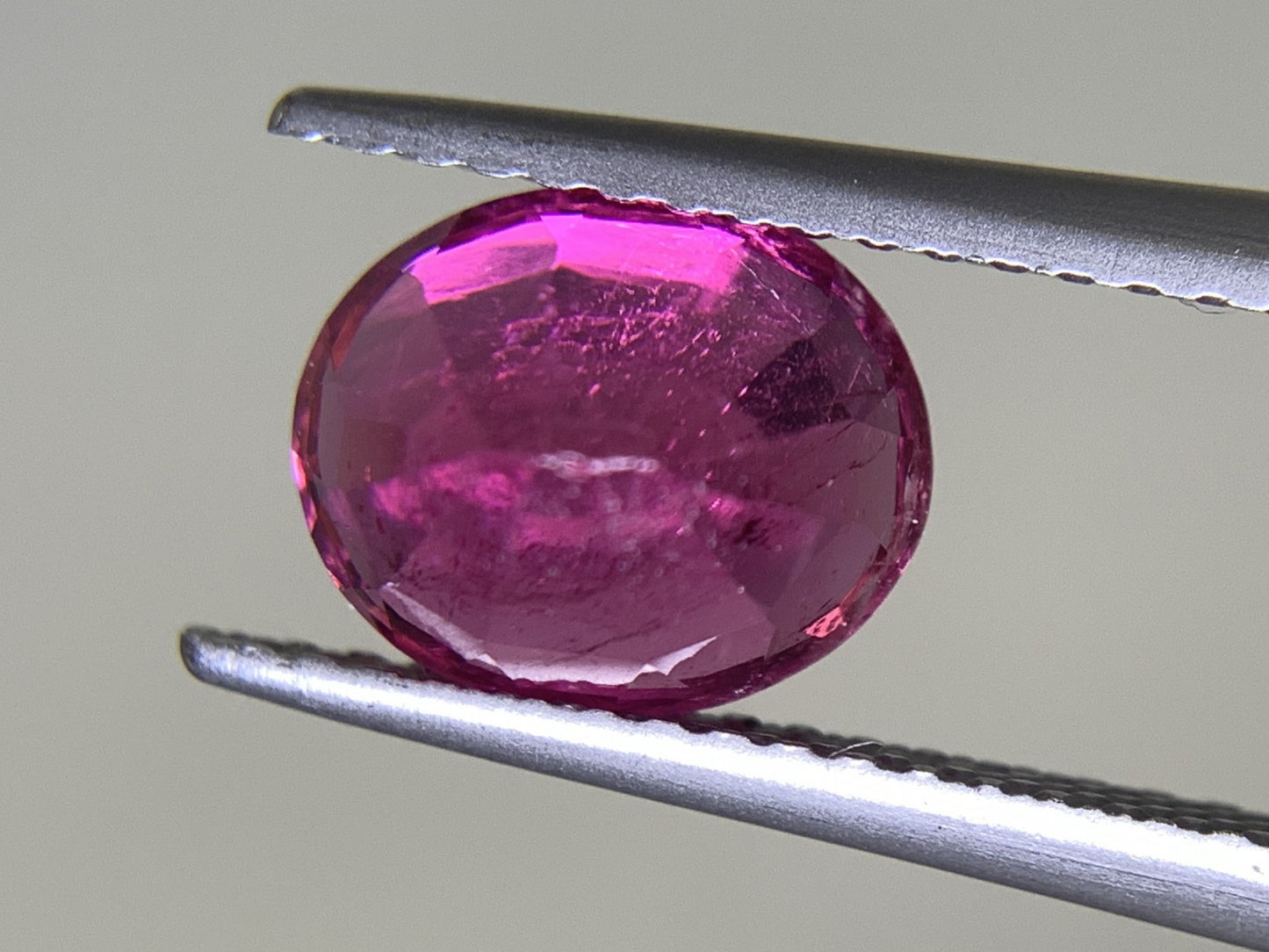 ピンクトルマリン 2.211ct 宝石ソーティング付き  8.5㎜×6.9㎜×5.4㎜ ルース（ 裸石 ） 2217Y