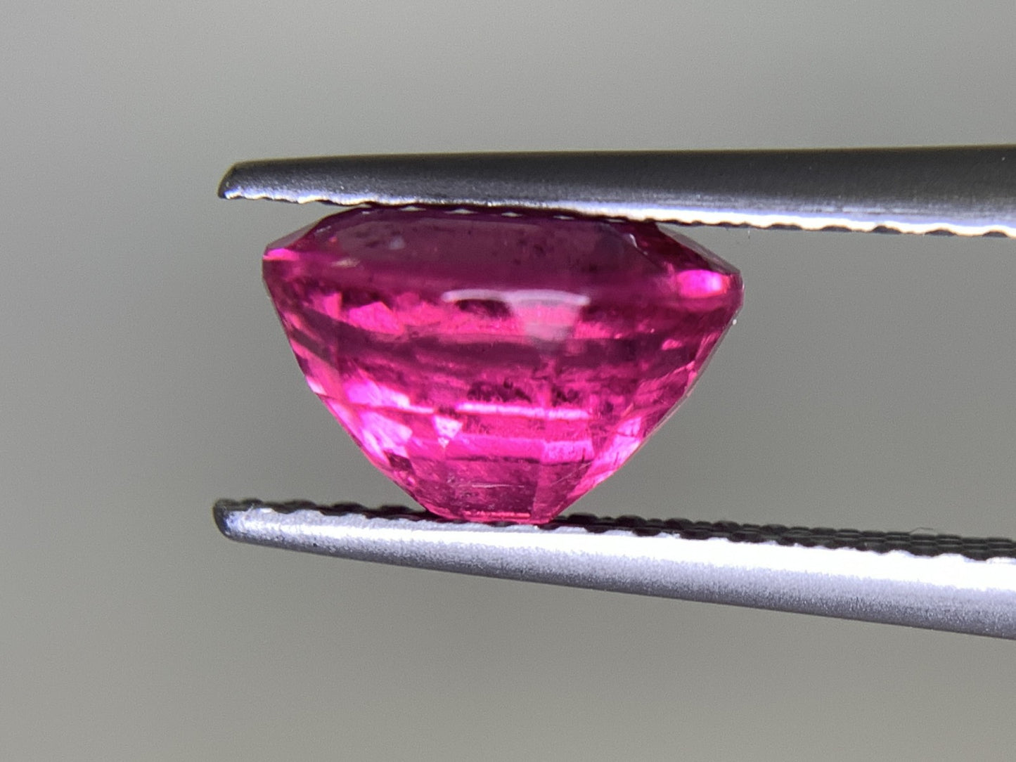 ピンクトルマリン 2.211ct 宝石ソーティング付き  8.5㎜×6.9㎜×5.4㎜ ルース（ 裸石 ） 2217Y