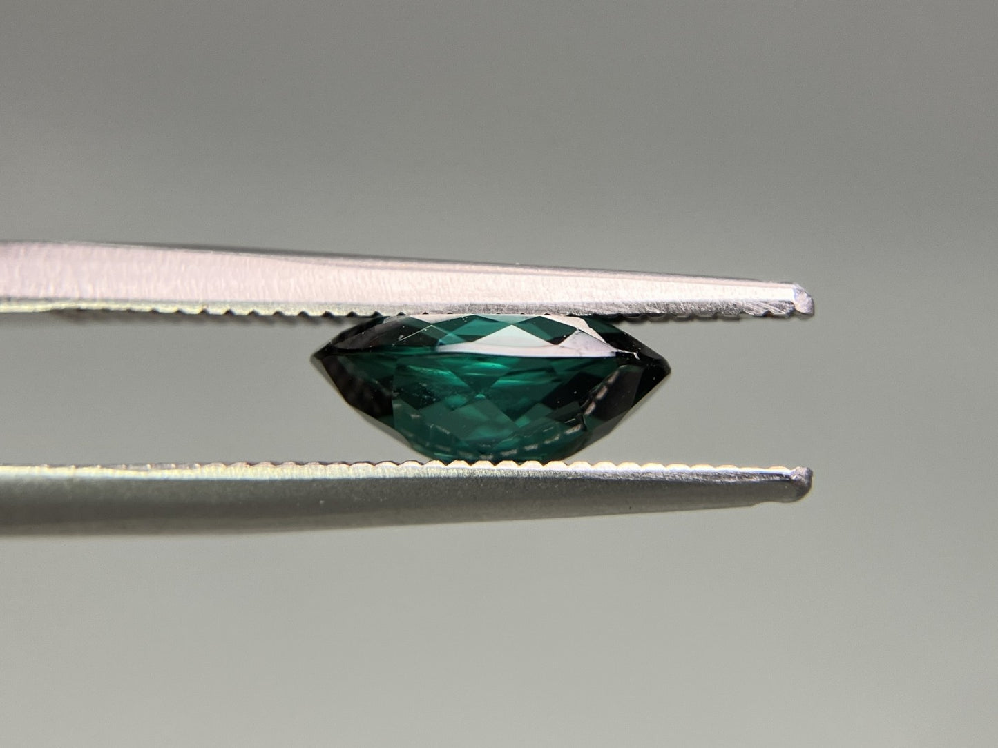 グリーントルマリン 天然 1.638ct 宝石ソーティング付き 9.0㎜×6.8㎜×3.7㎜ ルース（ 裸石 ） 6388YY