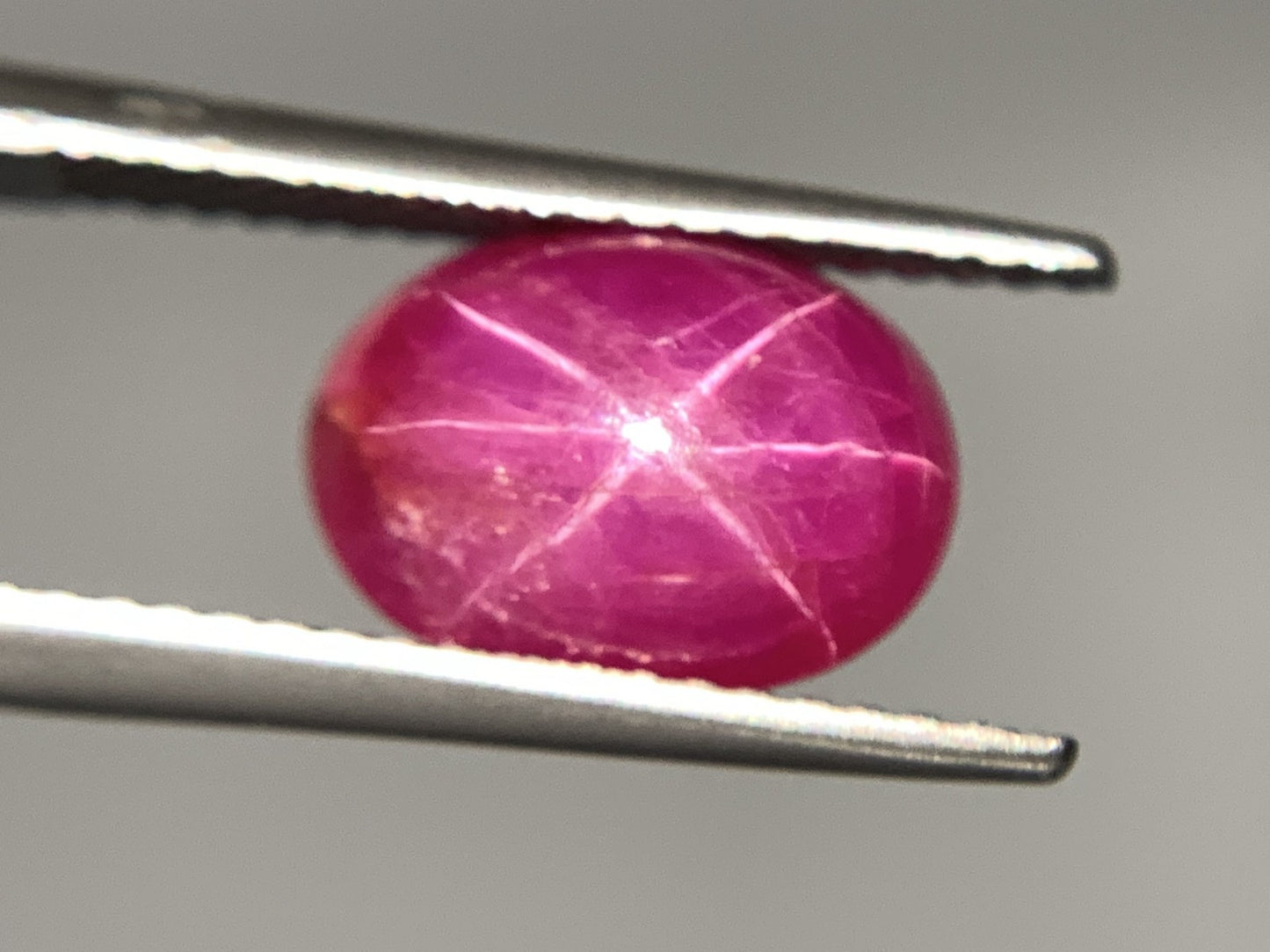 スタールビー 3.963ct 宝石ソーティング付き  10.3㎜×7.6㎜×4.9㎜ ルース（ 裸石 ） 2244Y