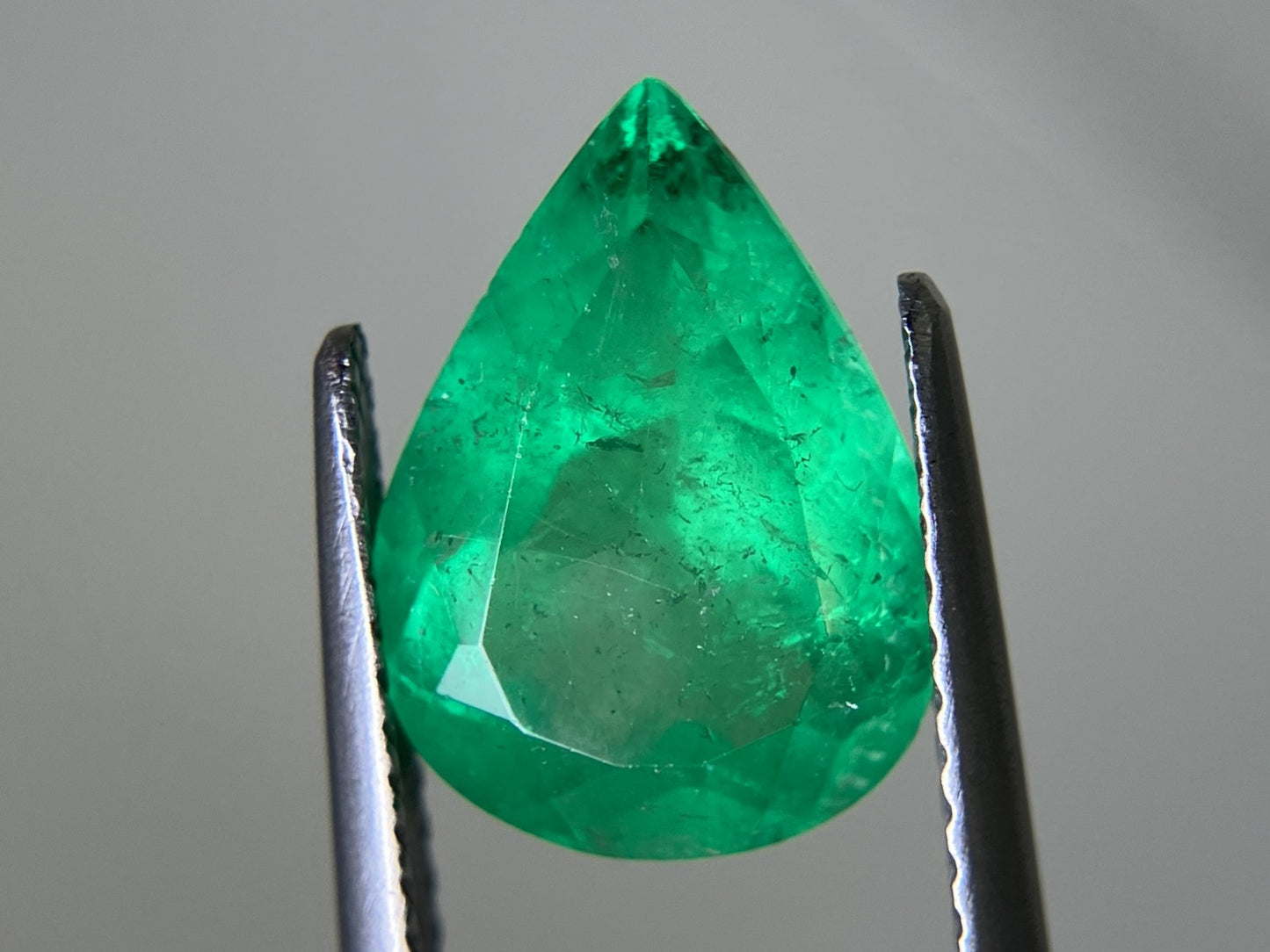 エメラルド 3.167ct 中央宝石ソーティング付き  12.37㎜×9.16㎜×5.78㎜  ルース（ 裸石 ） 3996YY