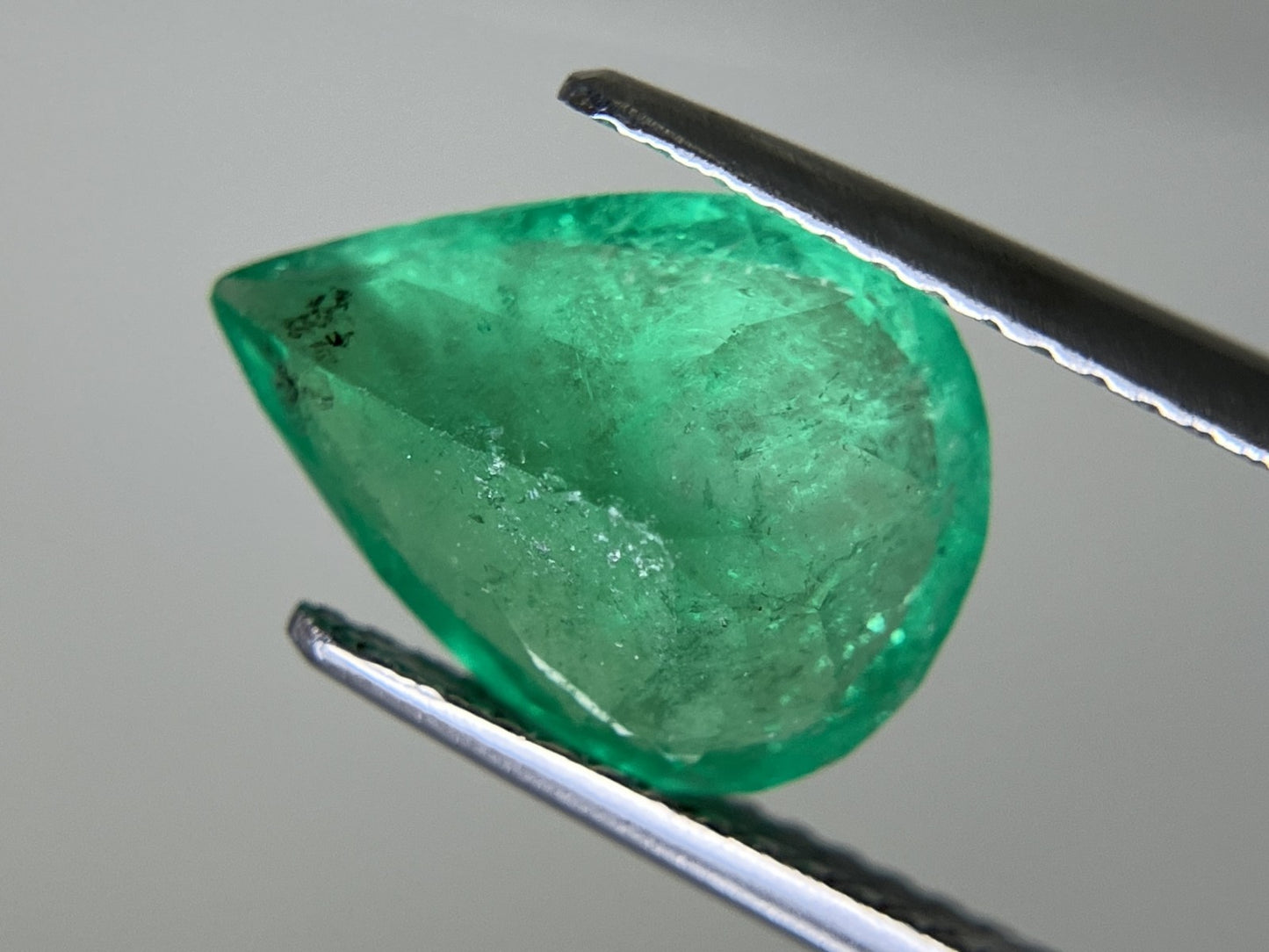 エメラルド 3.167ct 中央宝石ソーティング付き  12.37㎜×9.16㎜×5.78㎜  ルース（ 裸石 ） 3996YY