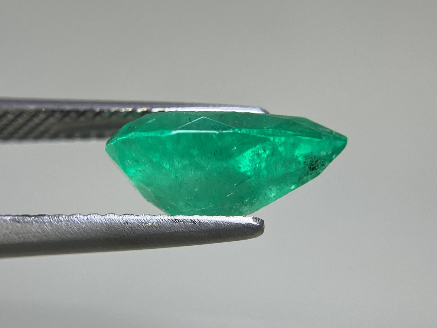 エメラルド 3.167ct 中央宝石ソーティング付き  12.37㎜×9.16㎜×5.78㎜  ルース（ 裸石 ） 3996YY