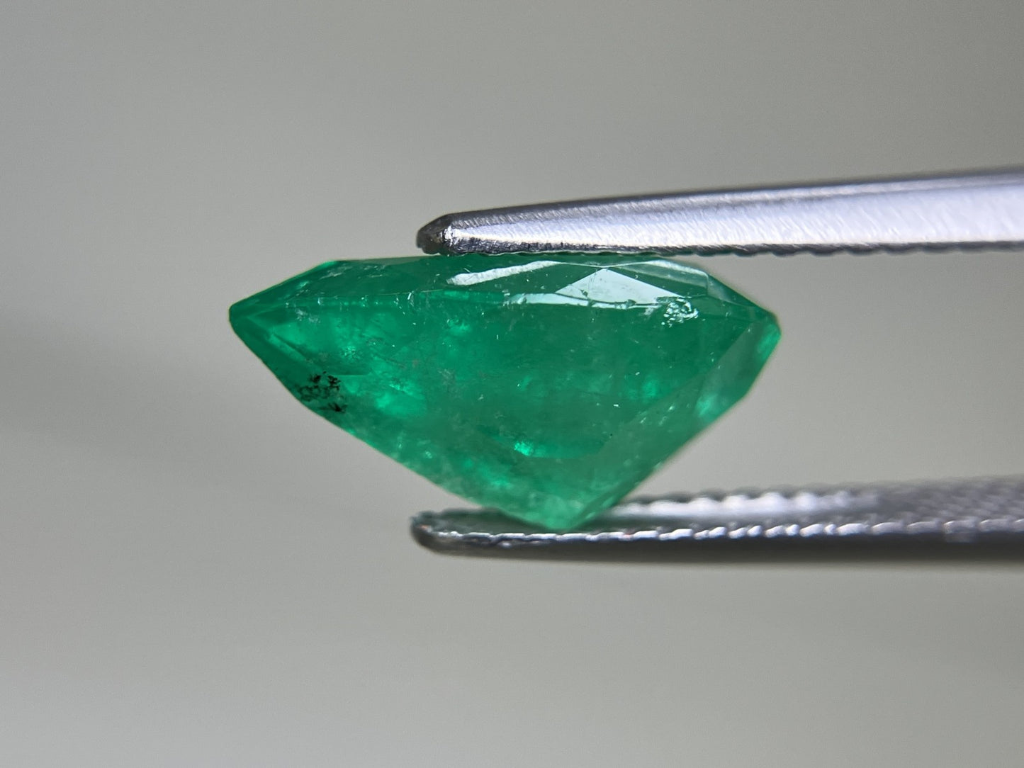 エメラルド 3.167ct 中央宝石ソーティング付き  12.37㎜×9.16㎜×5.78㎜  ルース（ 裸石 ） 3996YY