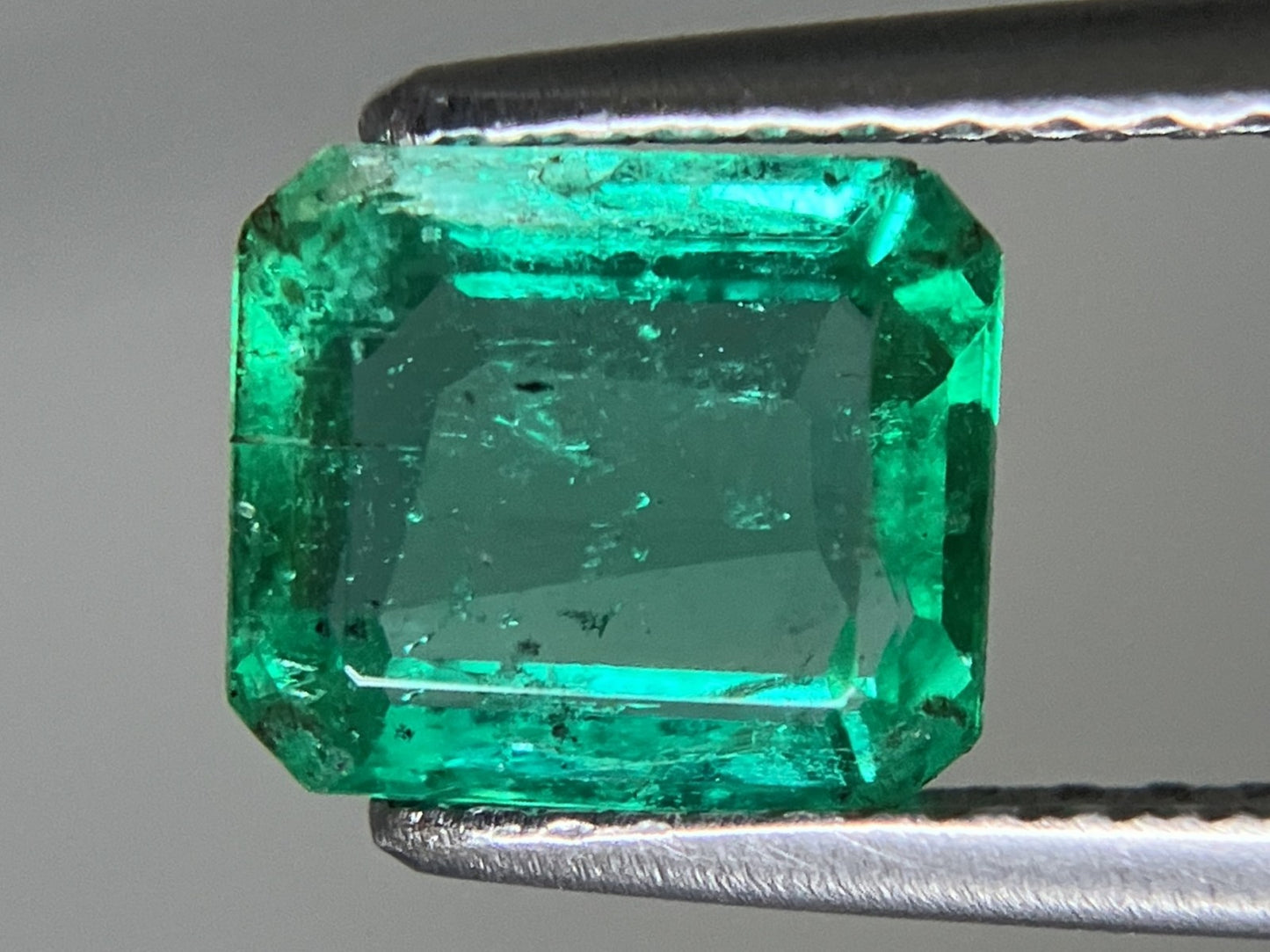 エメラルド 1.198ct 中央宝石ソーティング付き  7.14㎜×6.16㎜×3.28㎜  ルース（ 裸石 ） 4014YY