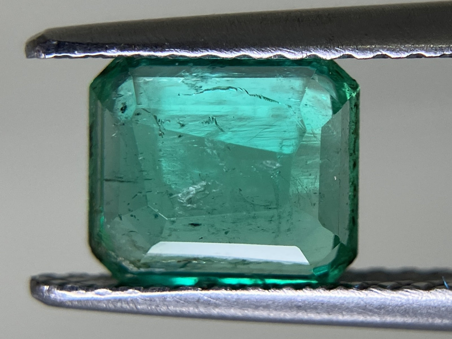 エメラルド 1.198ct 中央宝石ソーティング付き  7.14㎜×6.16㎜×3.28㎜  ルース（ 裸石 ） 4014YY