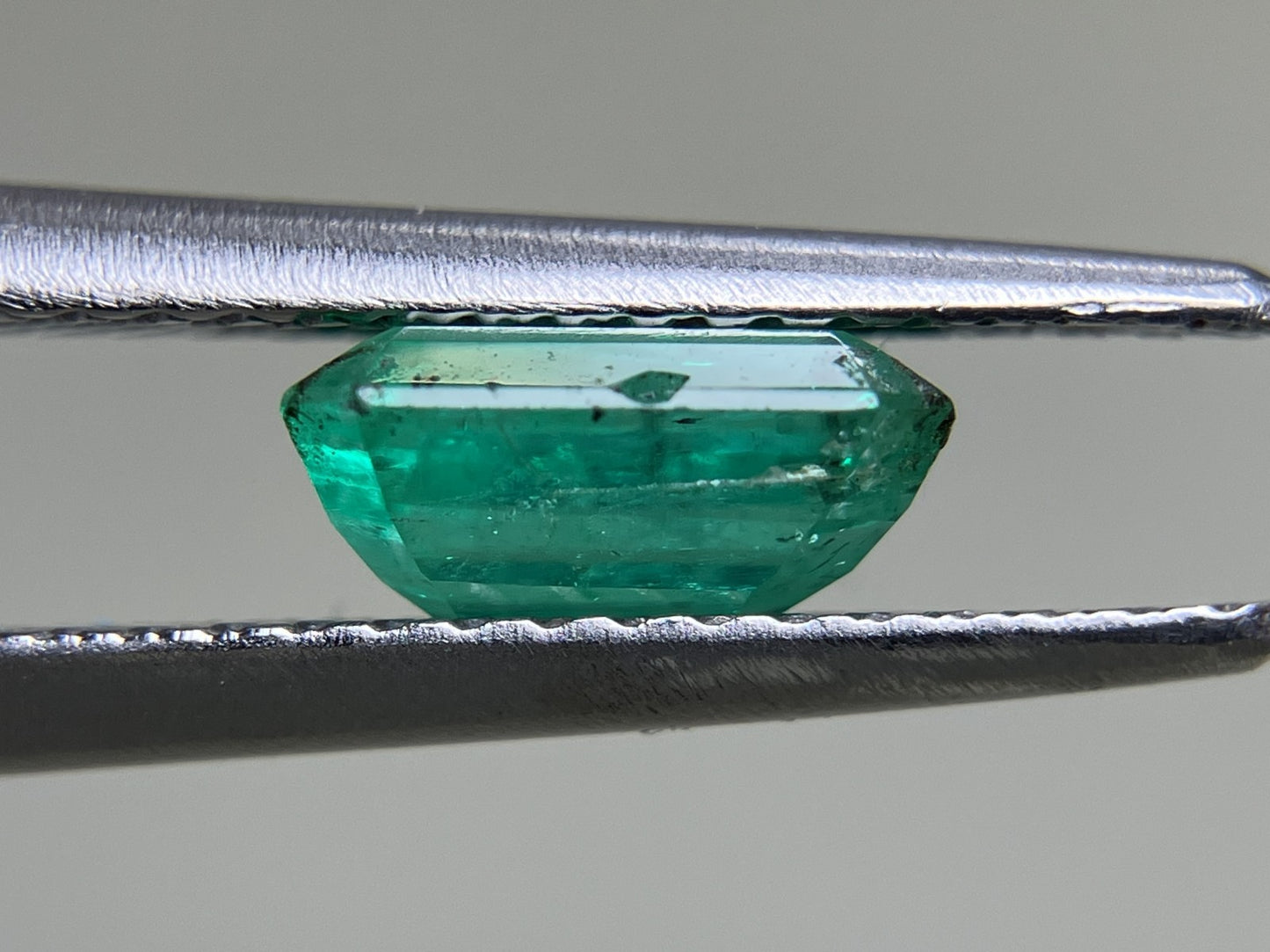 エメラルド 1.198ct 中央宝石ソーティング付き  7.14㎜×6.16㎜×3.28㎜  ルース（ 裸石 ） 4014YY
