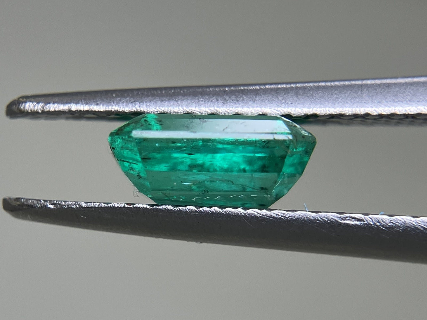エメラルド 1.198ct 中央宝石ソーティング付き  7.14㎜×6.16㎜×3.28㎜  ルース（ 裸石 ） 4014YY