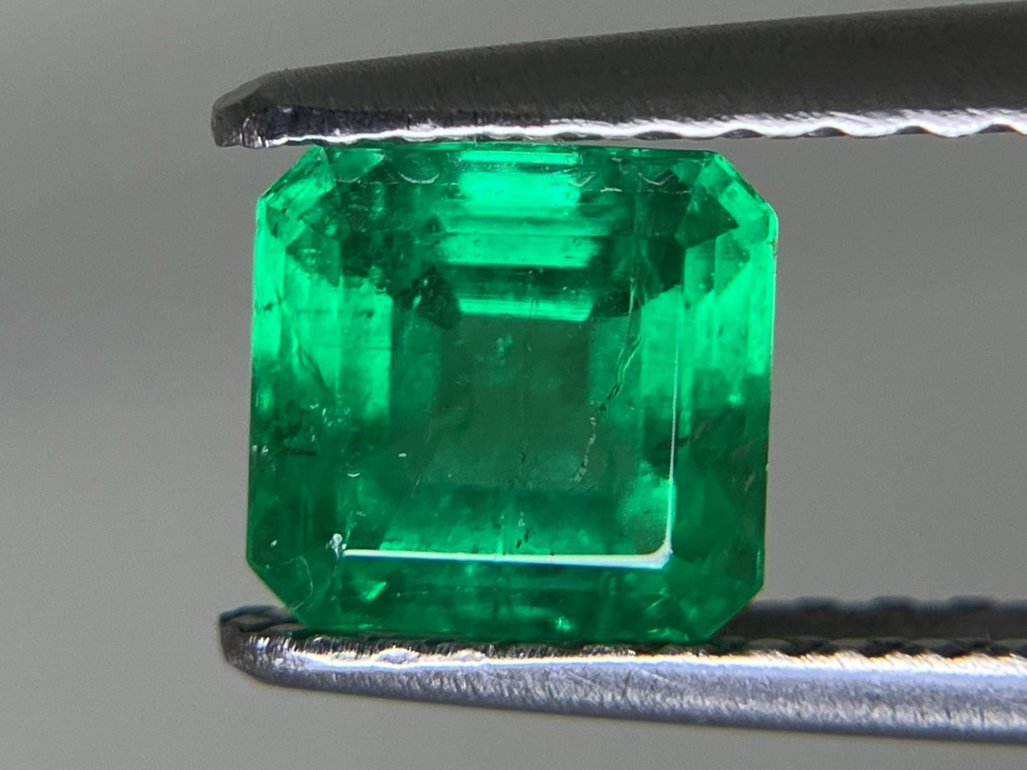エメラルド 0.848ct 中央宝石ソーティング付き  5.64㎜×5.47㎜×3.73㎜  ルース（ 裸石 ） 1185YY