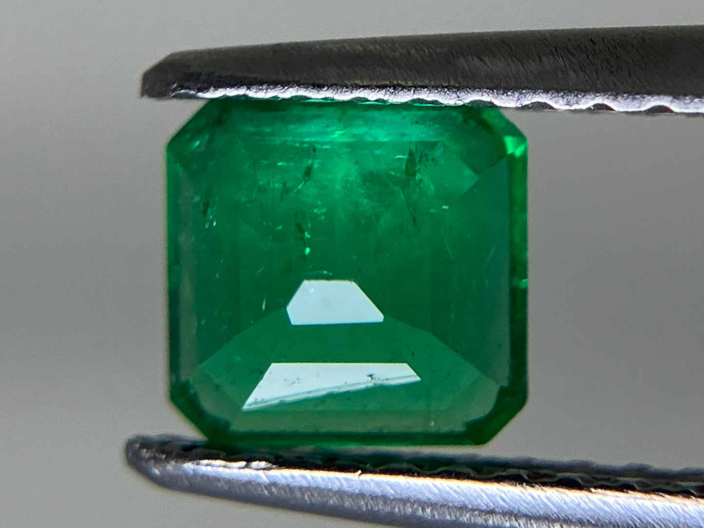 エメラルド 0.848ct 中央宝石ソーティング付き  5.64㎜×5.47㎜×3.73㎜  ルース（ 裸石 ） 1185YY