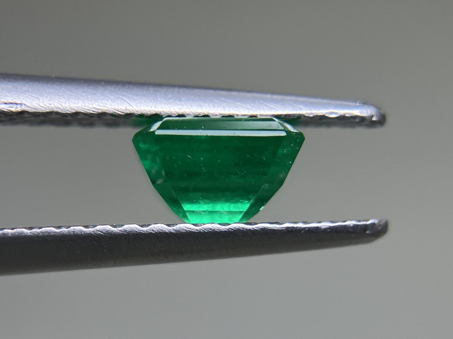 エメラルド 0.848ct 中央宝石ソーティング付き  5.64㎜×5.47㎜×3.73㎜  ルース（ 裸石 ） 1185YY