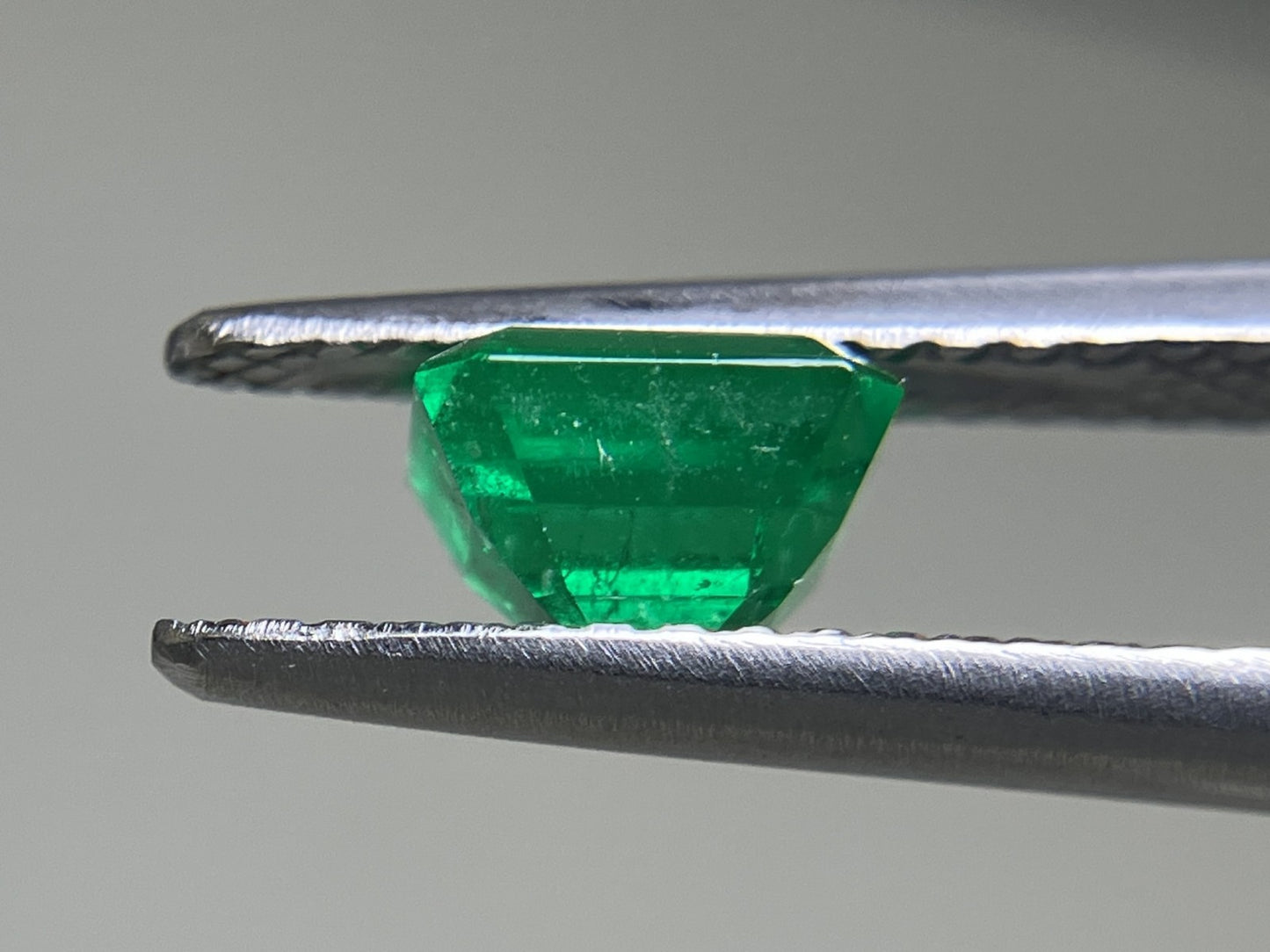 エメラルド 0.848ct 中央宝石ソーティング付き  5.64㎜×5.47㎜×3.73㎜  ルース（ 裸石 ） 1185YY